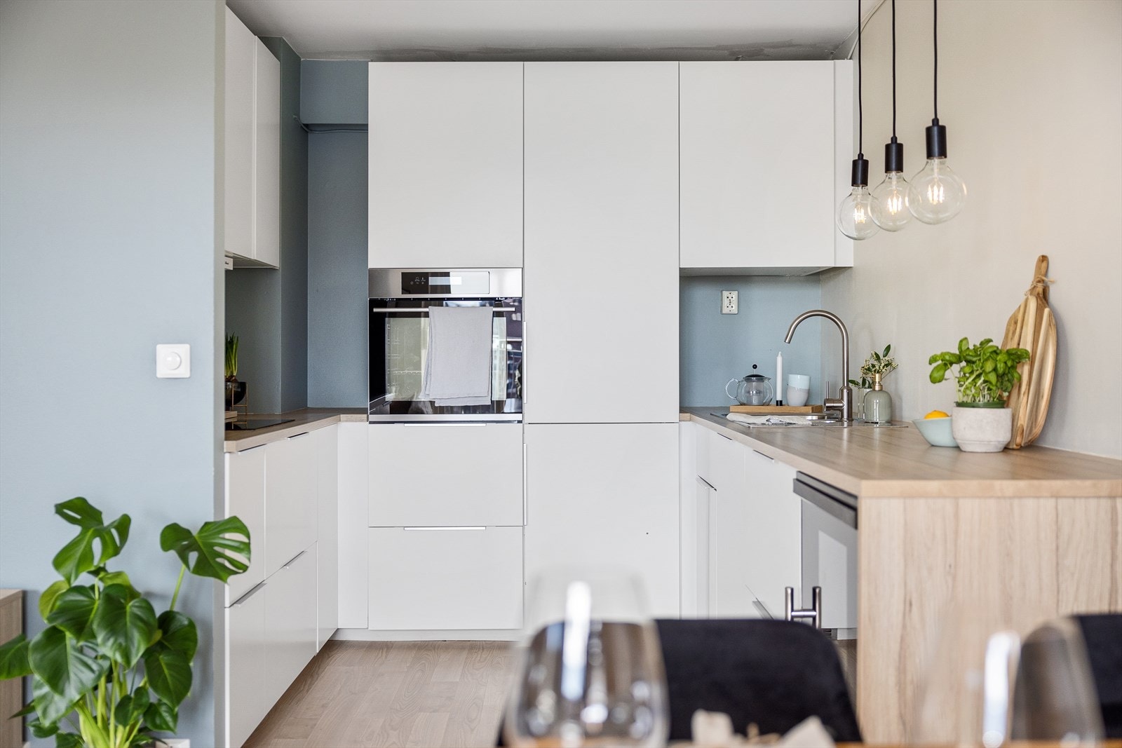 Kjøkkenet er praktisk og moderne, med kjøkkeninnredning fra 2016, glatte fronter og laminatbenkeplate med nedfelt kum i rustfritt stål. Galleribilde