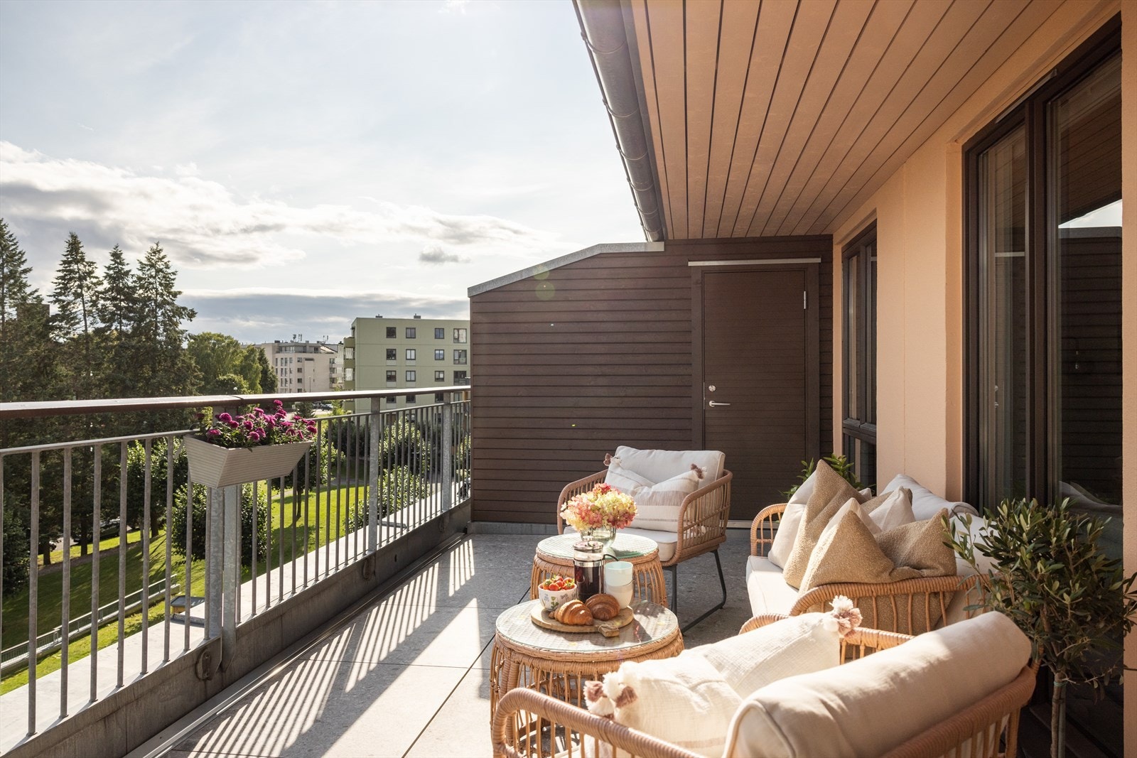 Terrassen er på hele 17 kvm, og har god plass til utemøbler og grill. Galleribilde