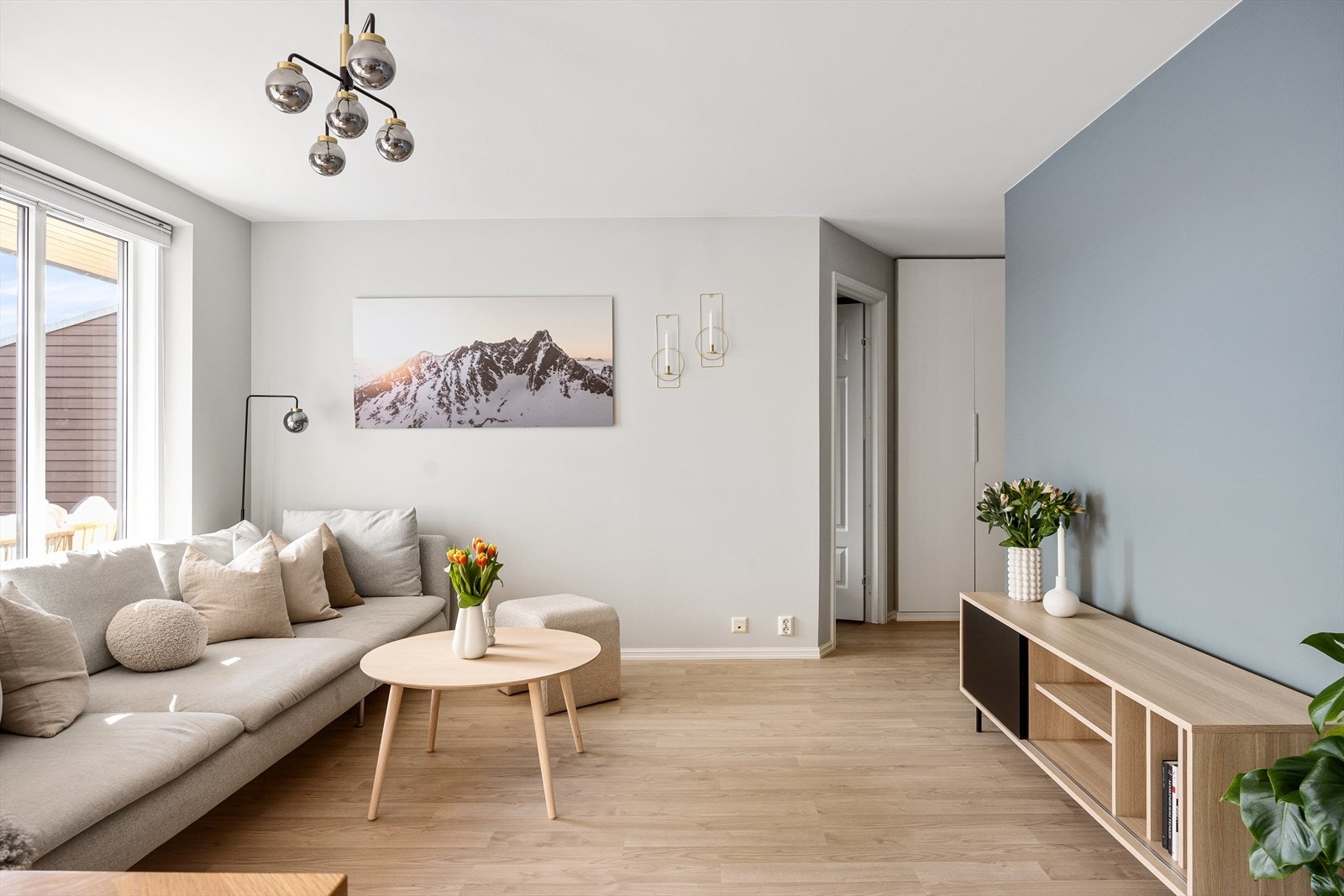 Planløsningen gir fleksible møbleringsmuligheter, med plass til både sofagruppe, TV-møbler og spisebord. Galleribilde