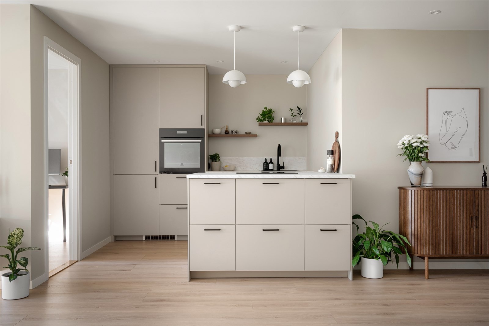 Stilfullt kjøkken gjort i en delvis åpen løsning mot stuen Galleribilde