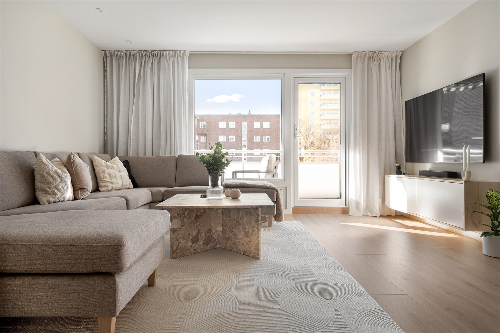 Fra stuen finner du utgang til en vestvendt balkong på hele 11 kvm. Galleribilde