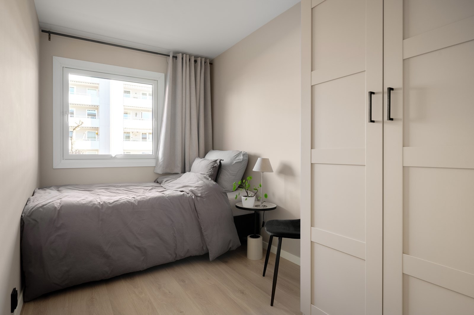 Gjesterom/soverom 2 vendt mot stille bakgård. God plass til dobbeltseng, garderobe og tilhørende soveromsmøblement Galleribilde