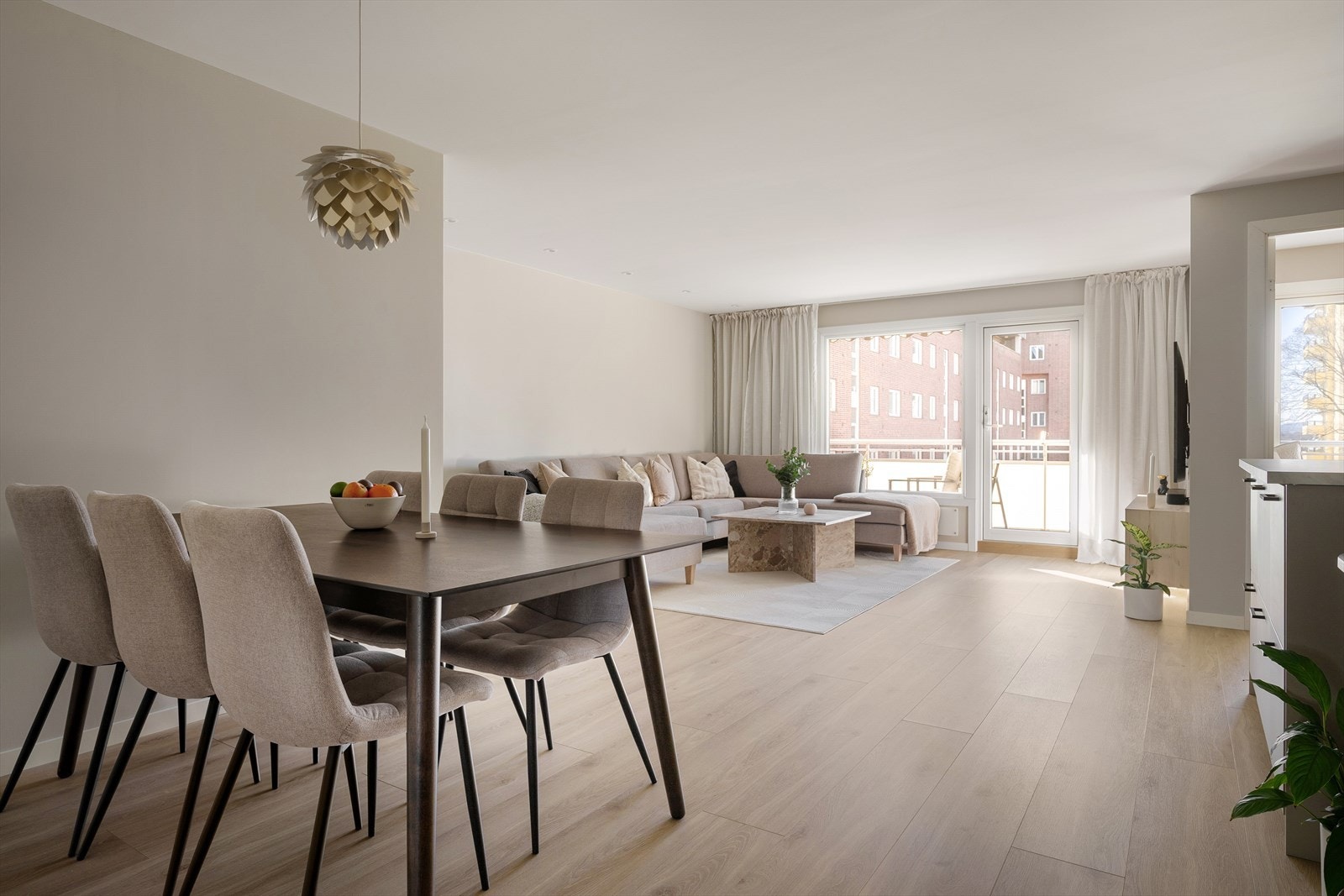 Stuen er av svært god størrelse hvor du får inn en stor sofagruppe, lesekrok og langbord Galleribilde