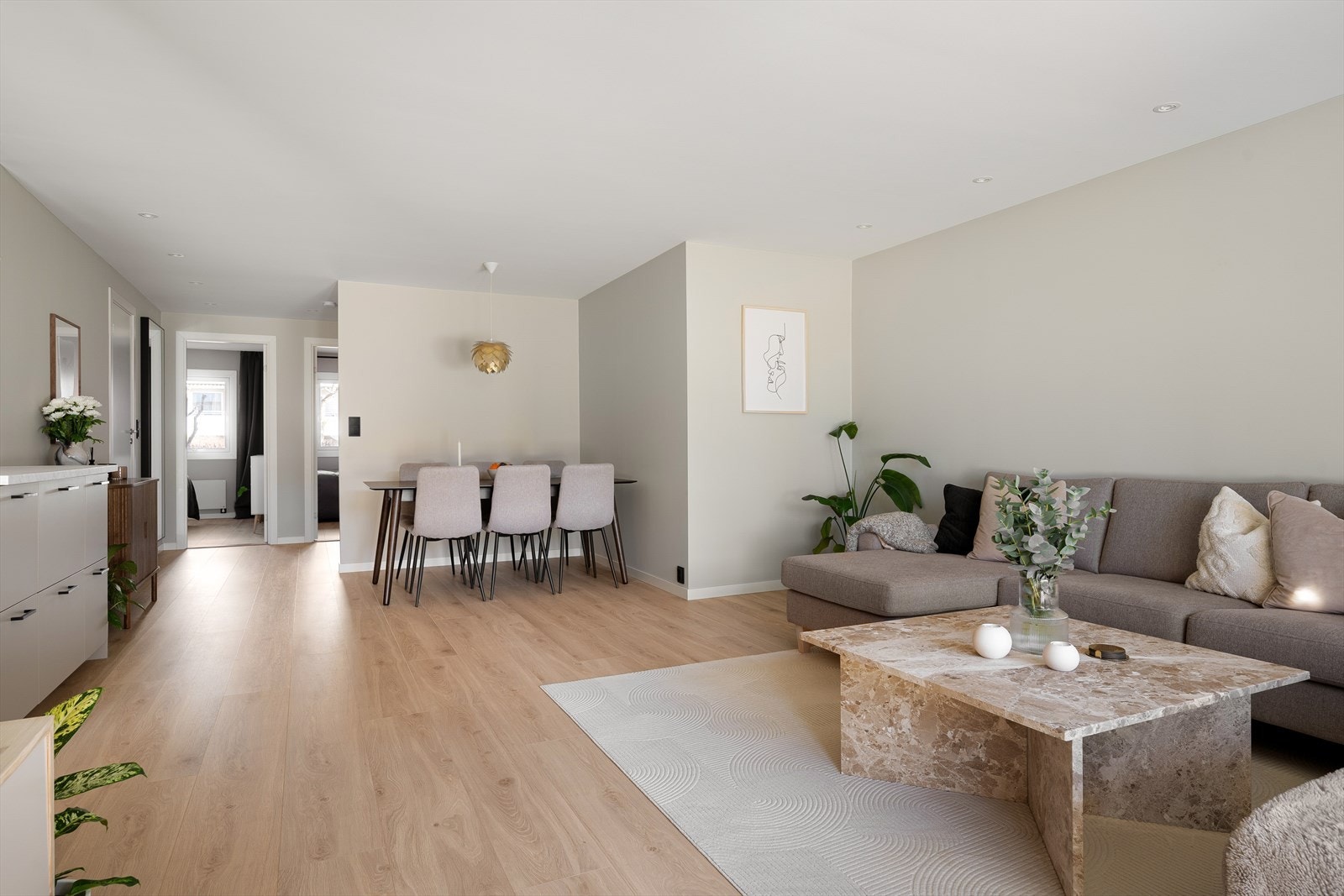 Lyse gulv og moderne fargetoner går igjen i alle boligens rom Galleribilde