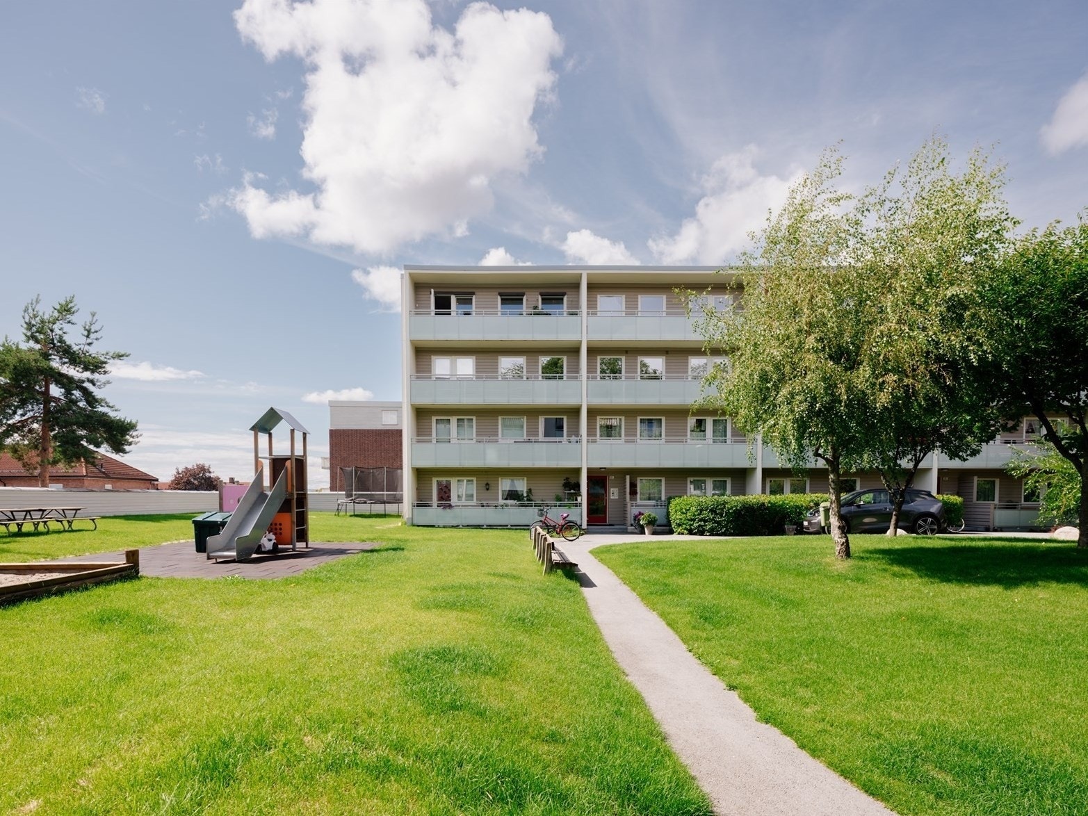 Bilde av bakgård tatt en solfylt sommerdag Galleribilde