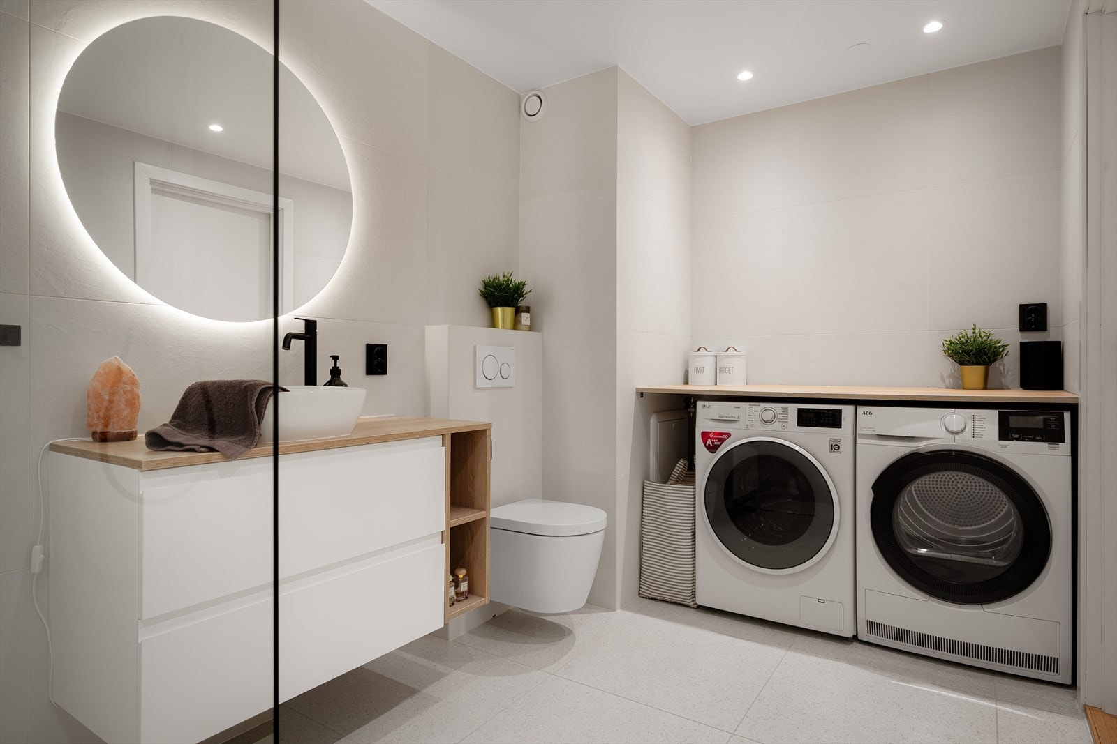 Opplegg for vask og tørk, samt flere stikkontakter til hårføner, rettetang eller annet ønsker baderomsinventar Galleribilde