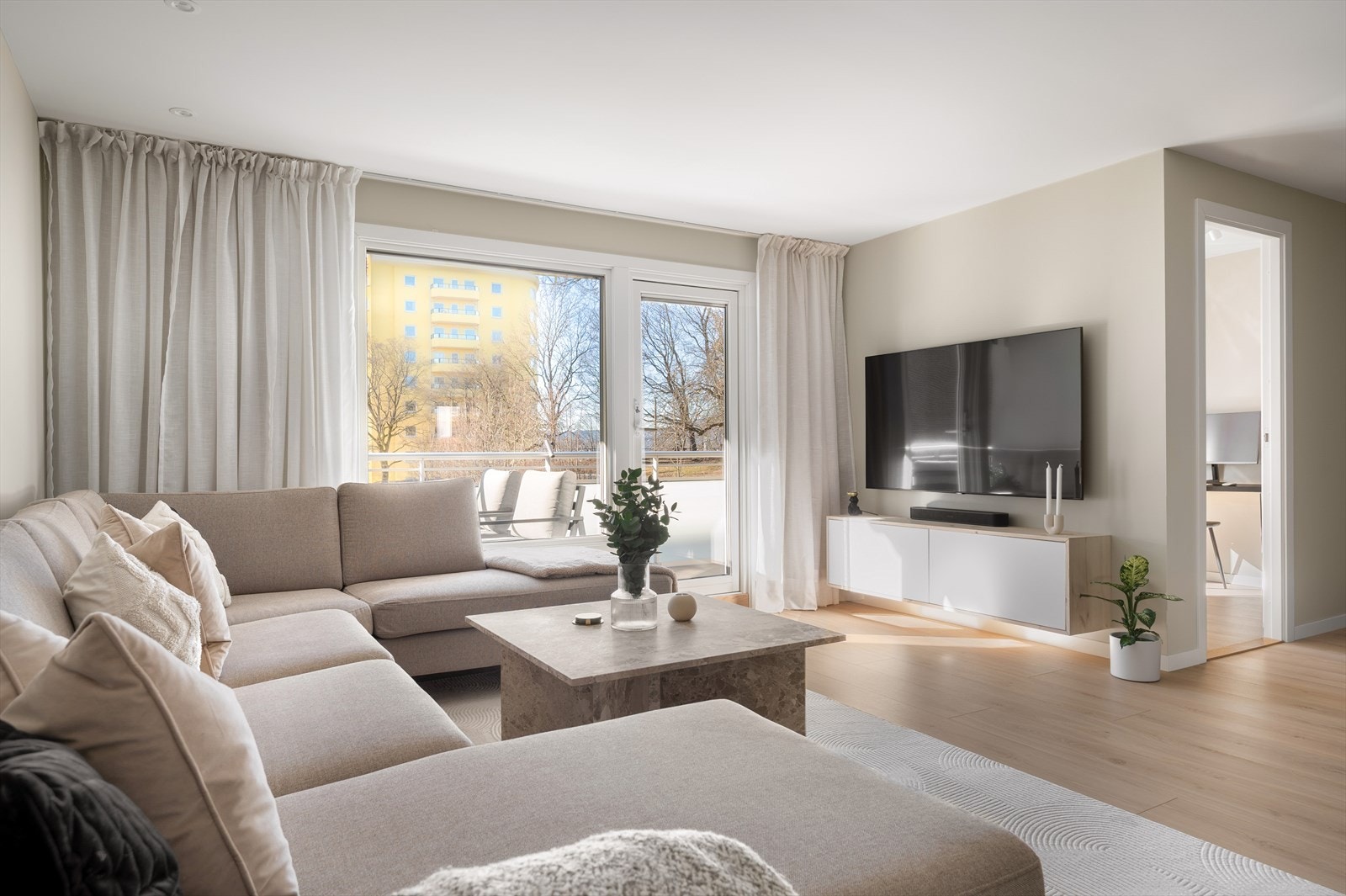 Niklas Linné Elshøy v/ DNB Eiendom har gleden av å presentere en lys og svært lukrativ 4-roms med 2 solrike balkonger. Galleribilde