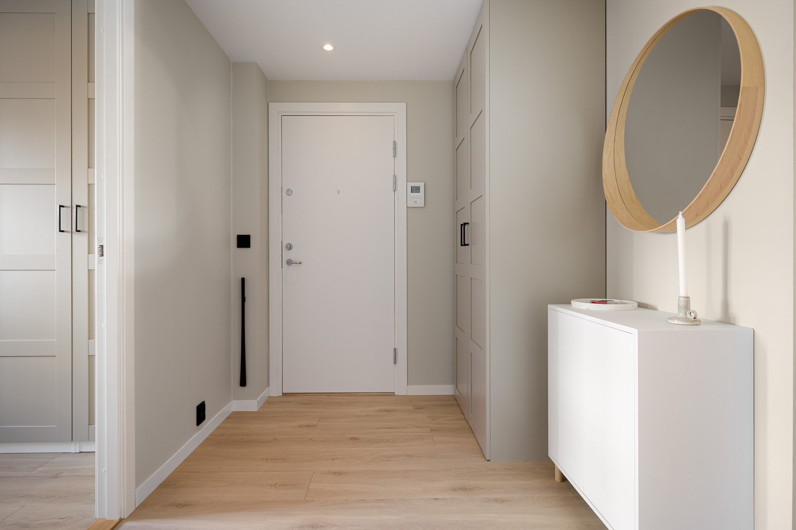 Entré med gode oppbevaringsmuligheter i garderobeskap og kommode. Fra gangen finner du også to av soverommene og badet Galleribilde