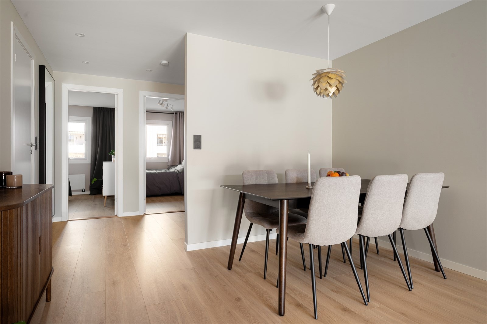 Naturlig plass til spisebord og god plass til å invitere både familie og venner over på selskap Galleribilde