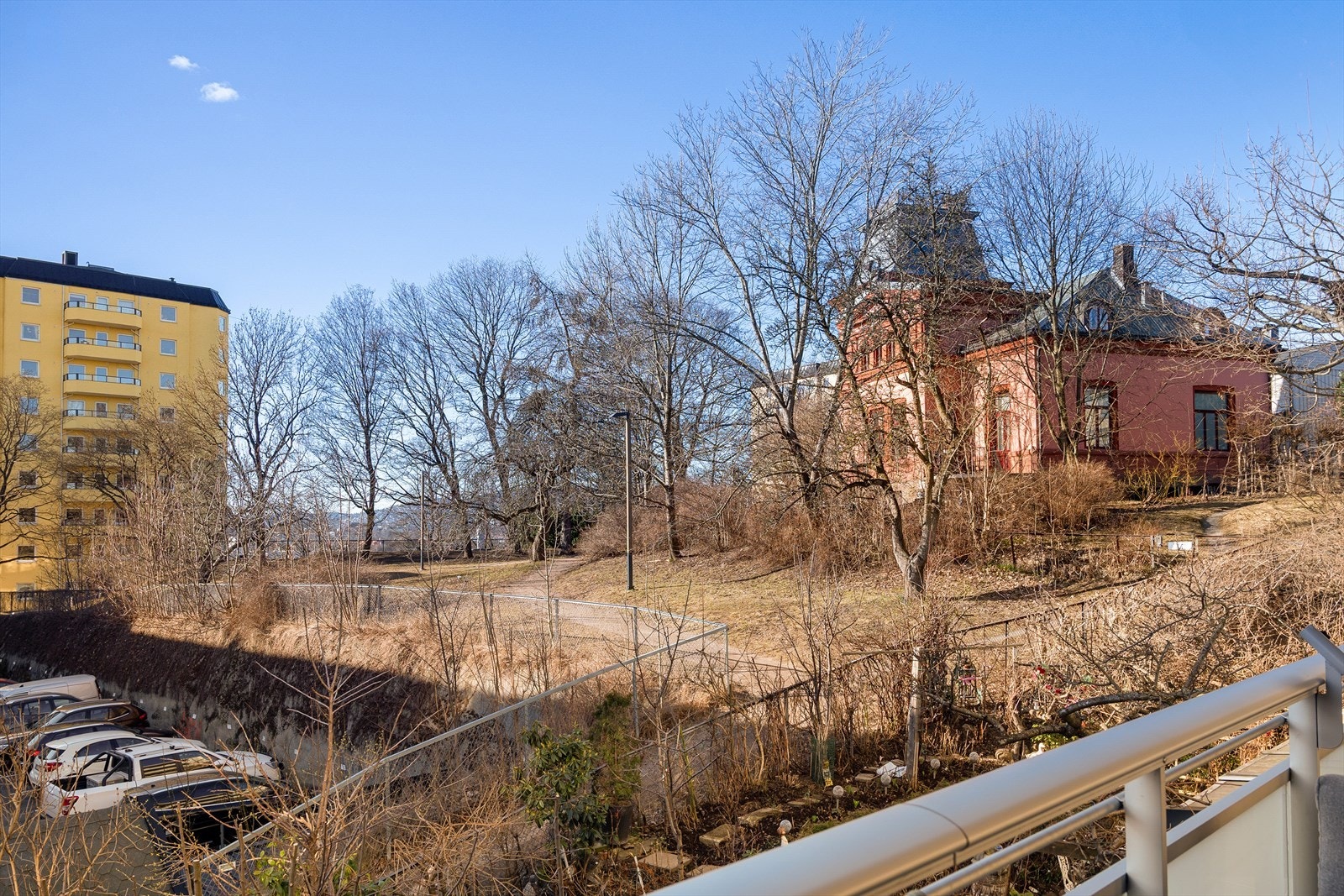 Utsikt ut mot frodig grøntareal og koselig turområde Galleribilde