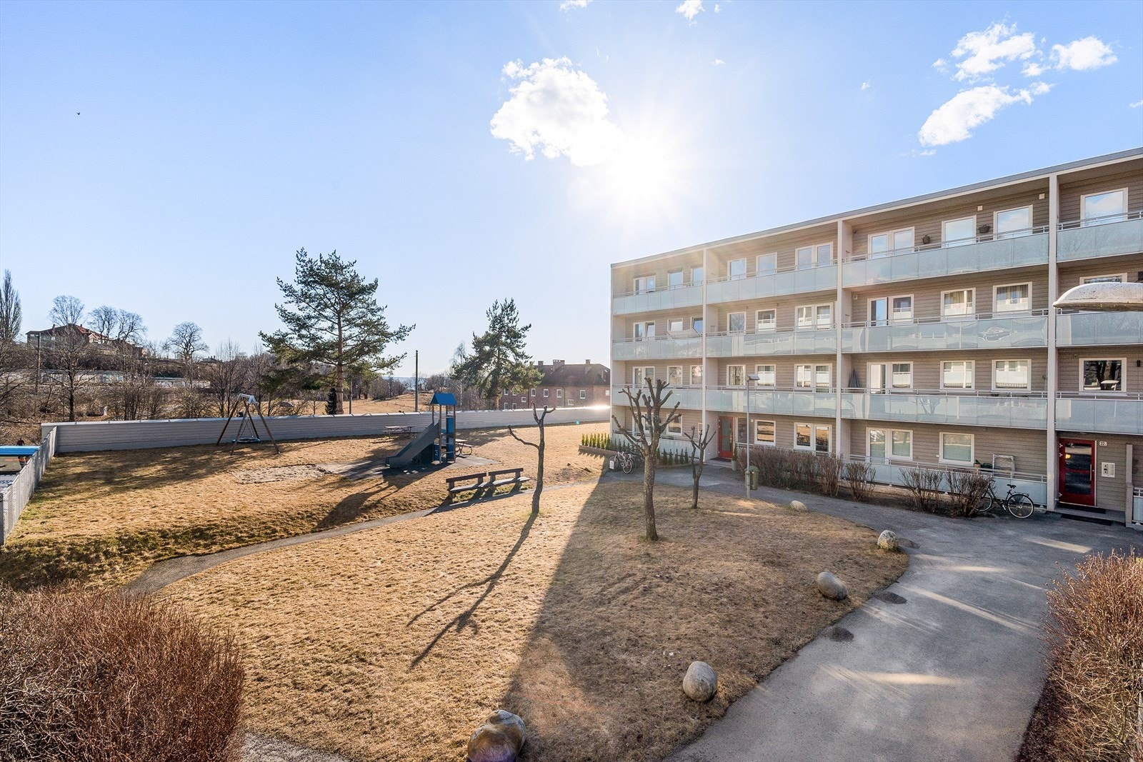 Fellesarealene har gode tilbud for både barn og voksne, og styret er i dialog for å etablere flere sittegrupper og grill (Ta kontakt med styret for mer info) Galleribilde