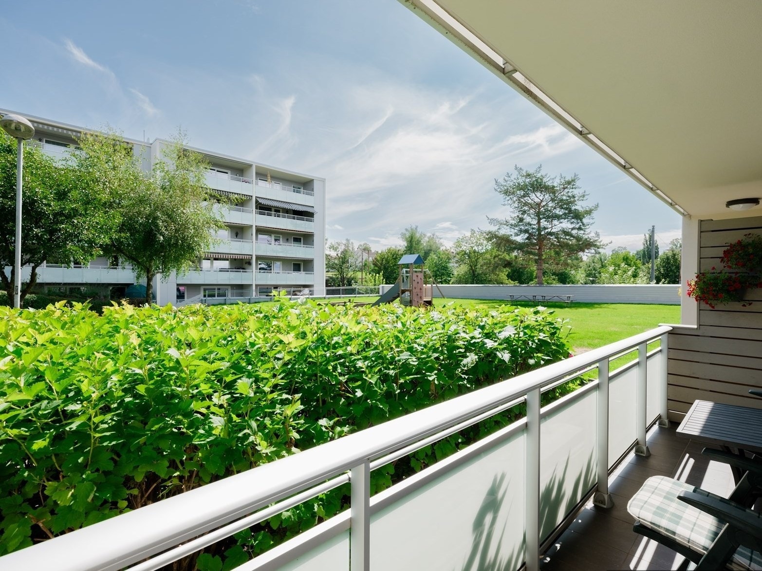 Det er opprettet en hagegruppe i styret som skal fjerne "midten av busken" for å så plante gress og gjøre dette til en liten hageflekk. Naboene har gjort tilsvarende Galleribilde