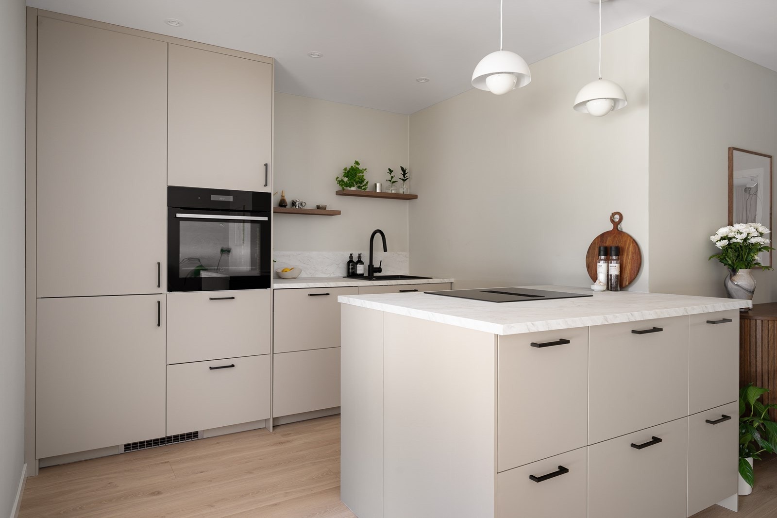 Stilfullt kjøkken fra 2023. Gode lagringsmuligheter og store arbeidsflater i og på kjøkkenøy Galleribilde