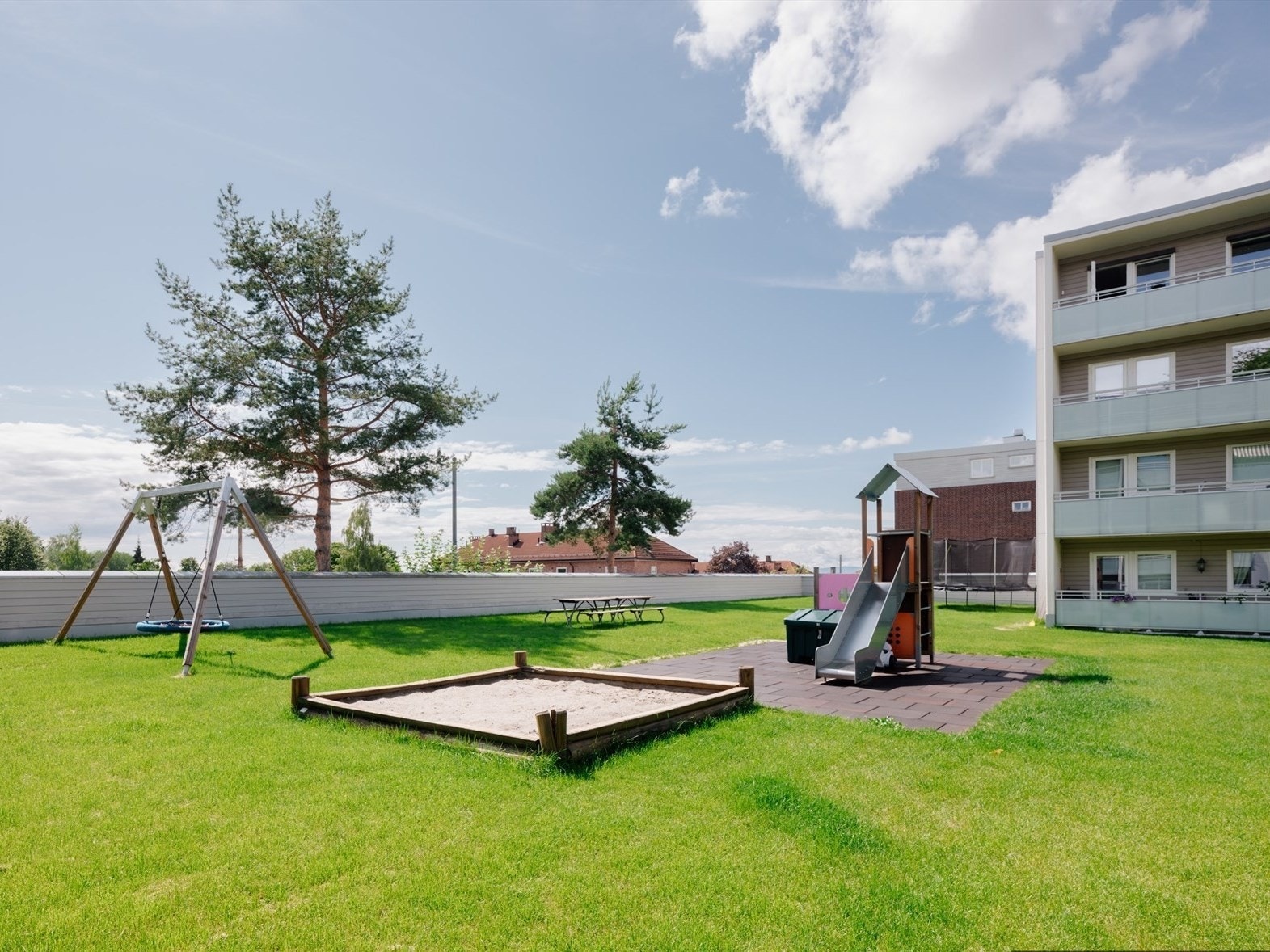 I bakgården/hagen sitter du i et delvis lukket område, skjermet fra andre enn dine egne naboer. Her kan barna løpe fritt. Galleribilde