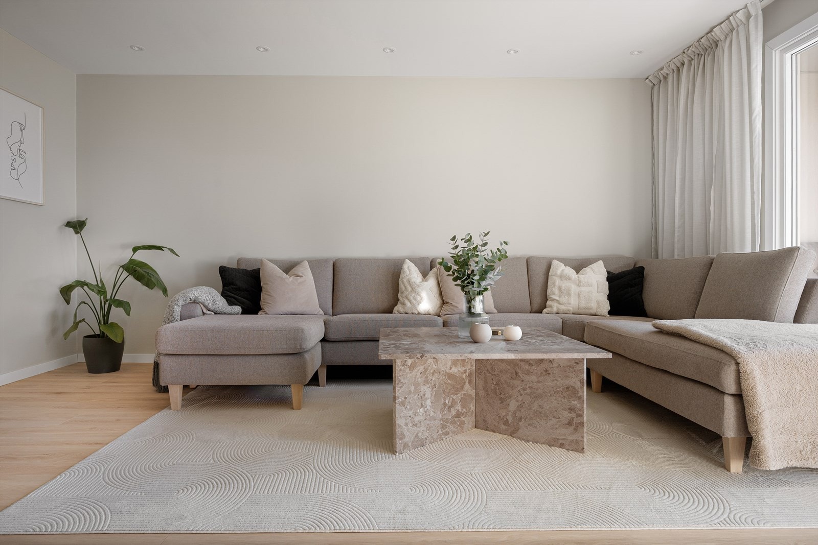 Boligen har gått igjennom en totalrenovering i 2023 og har en delvis "ubebodd" standard Galleribilde