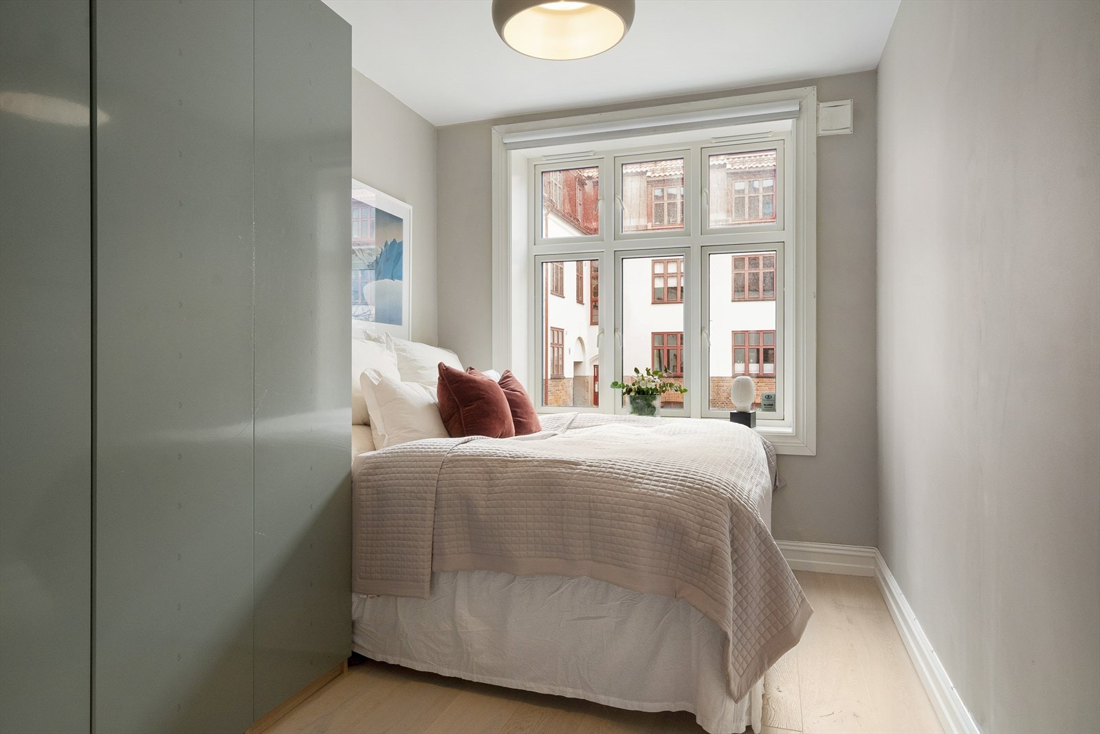 Ett innbydende soverom vendt mot rolig bakgård! Her er det perfekt plass til en dobbeltseng. Galleribilde