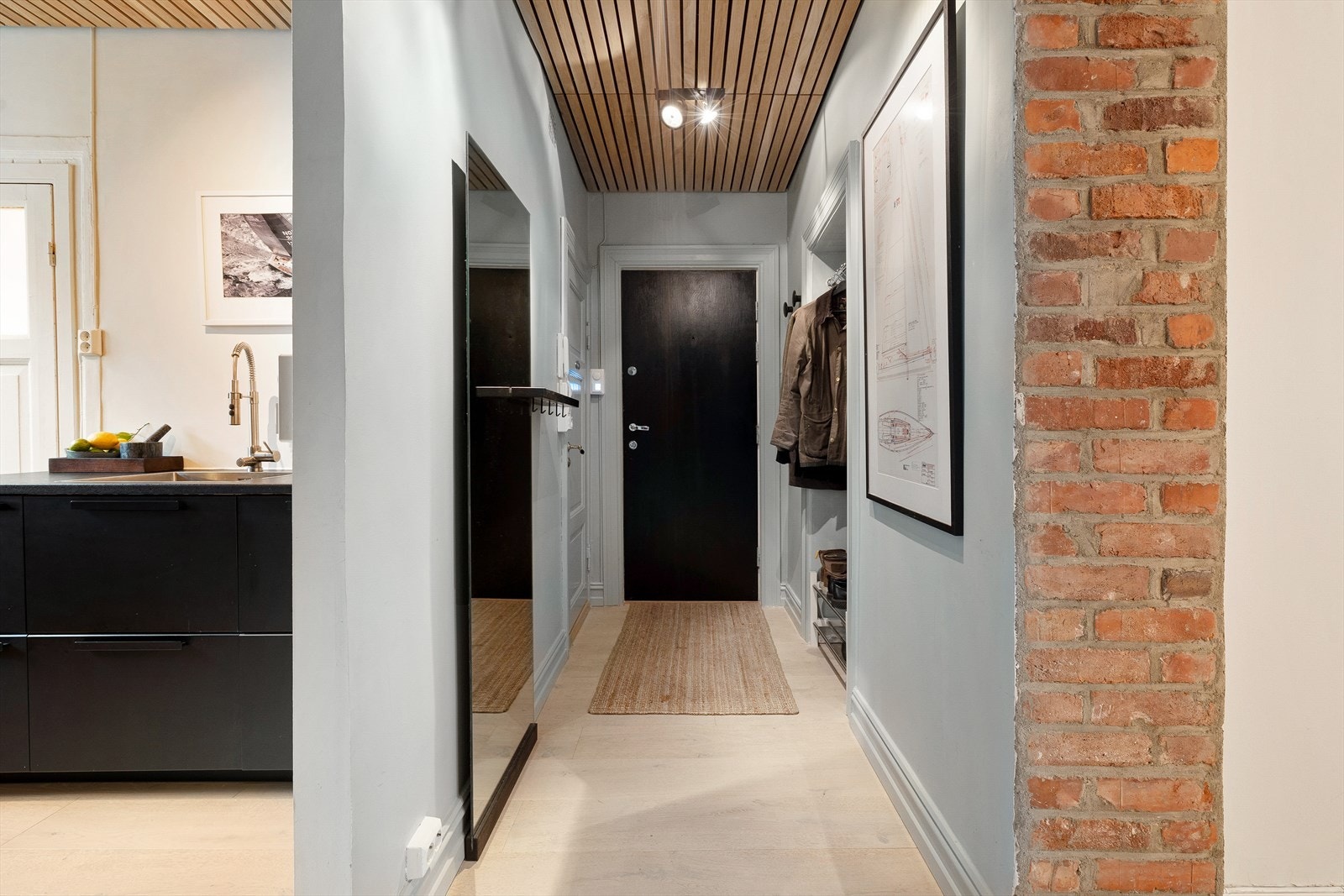 Fra soverommet kommer du ut i entréen, her ser du de lekre eikespilene i taket og detaljene med mursteinen. Galleribilde