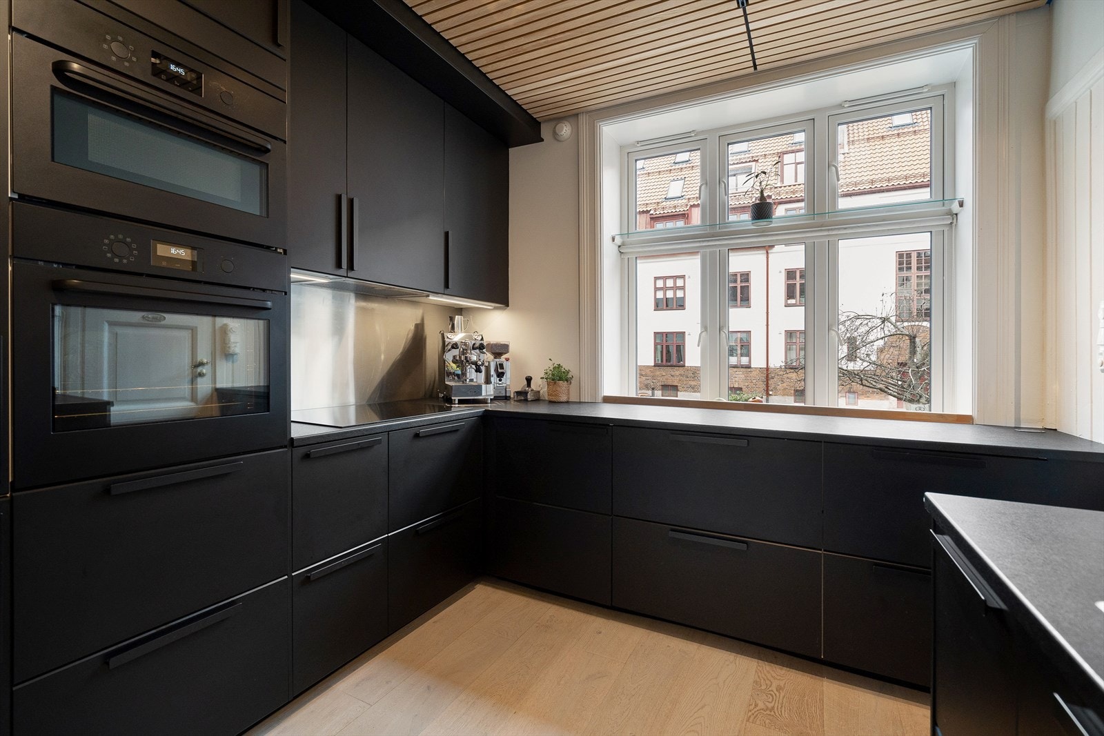 Kjøkkenet er utstyrt med integrert koketopp med kullfiltervifte over, ovn, mikro, kjøl/frys og oppvaskmaskin. Galleribilde