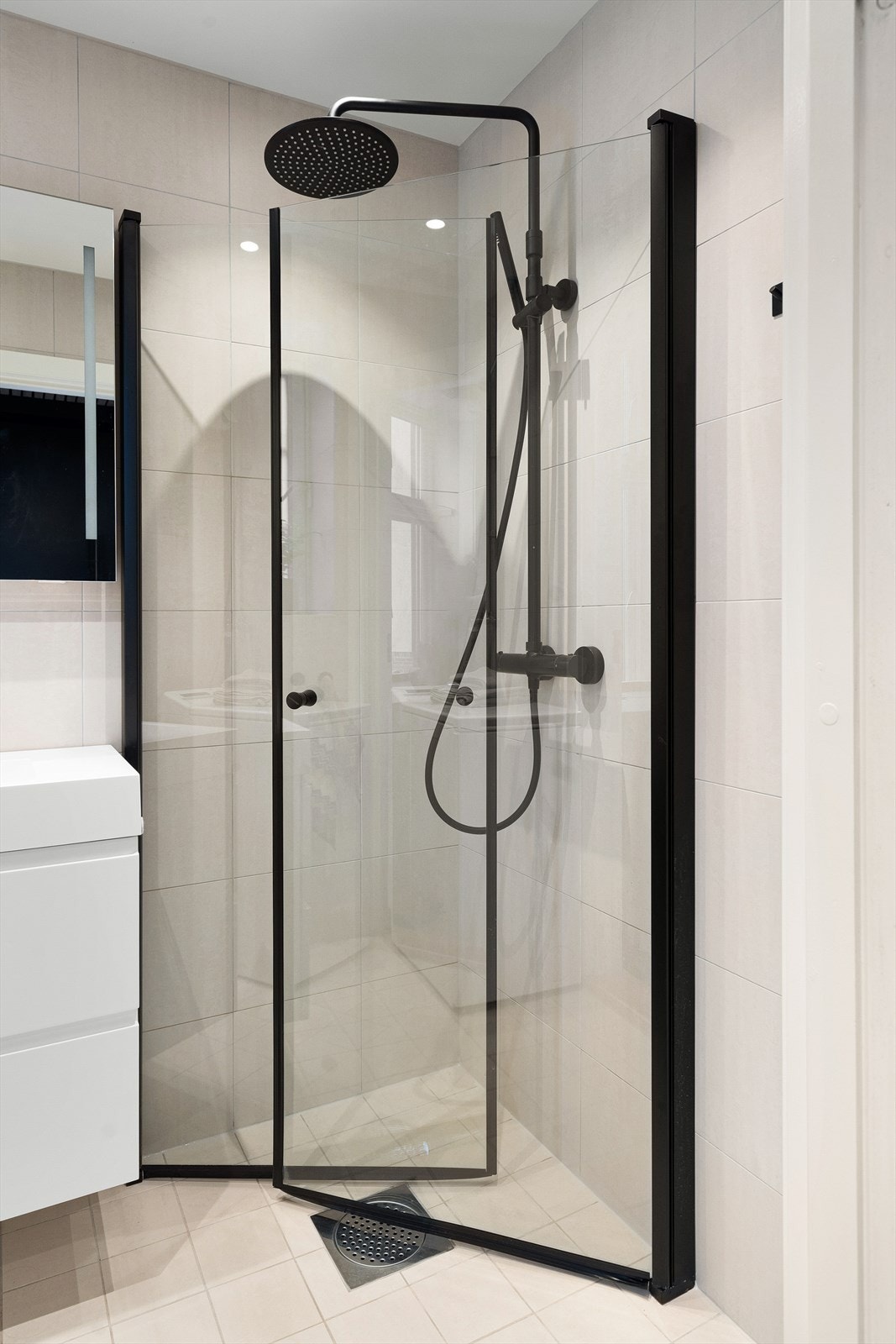 Badet ble pusset opp i 2020! Med gjennomtenkte detaljer og herlig gulvvarme. Galleribilde