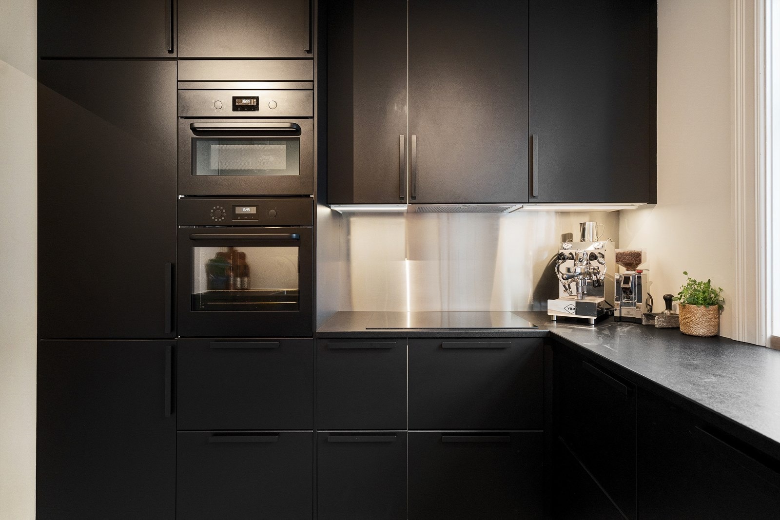 Benkeplaten er laminert og kum med ettgreps blandebatteri. Galleribilde