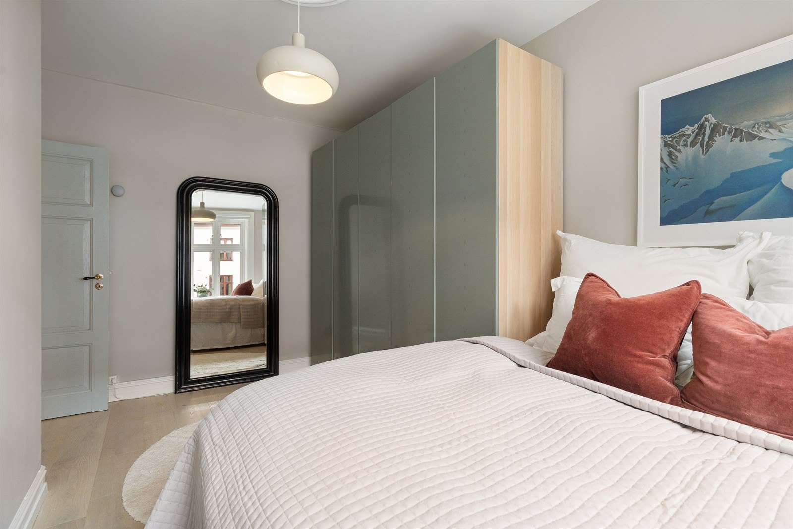 Det er satt inn store garderobeskap som sørger for godt med lagringsplass for klær. Galleribilde