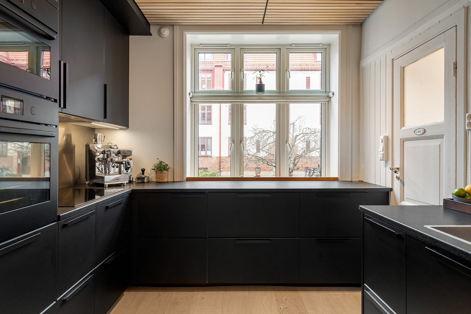 Her har du nok av benkeplass å kunne lage mat på, men en fin utsikt over bakgården. Galleribilde