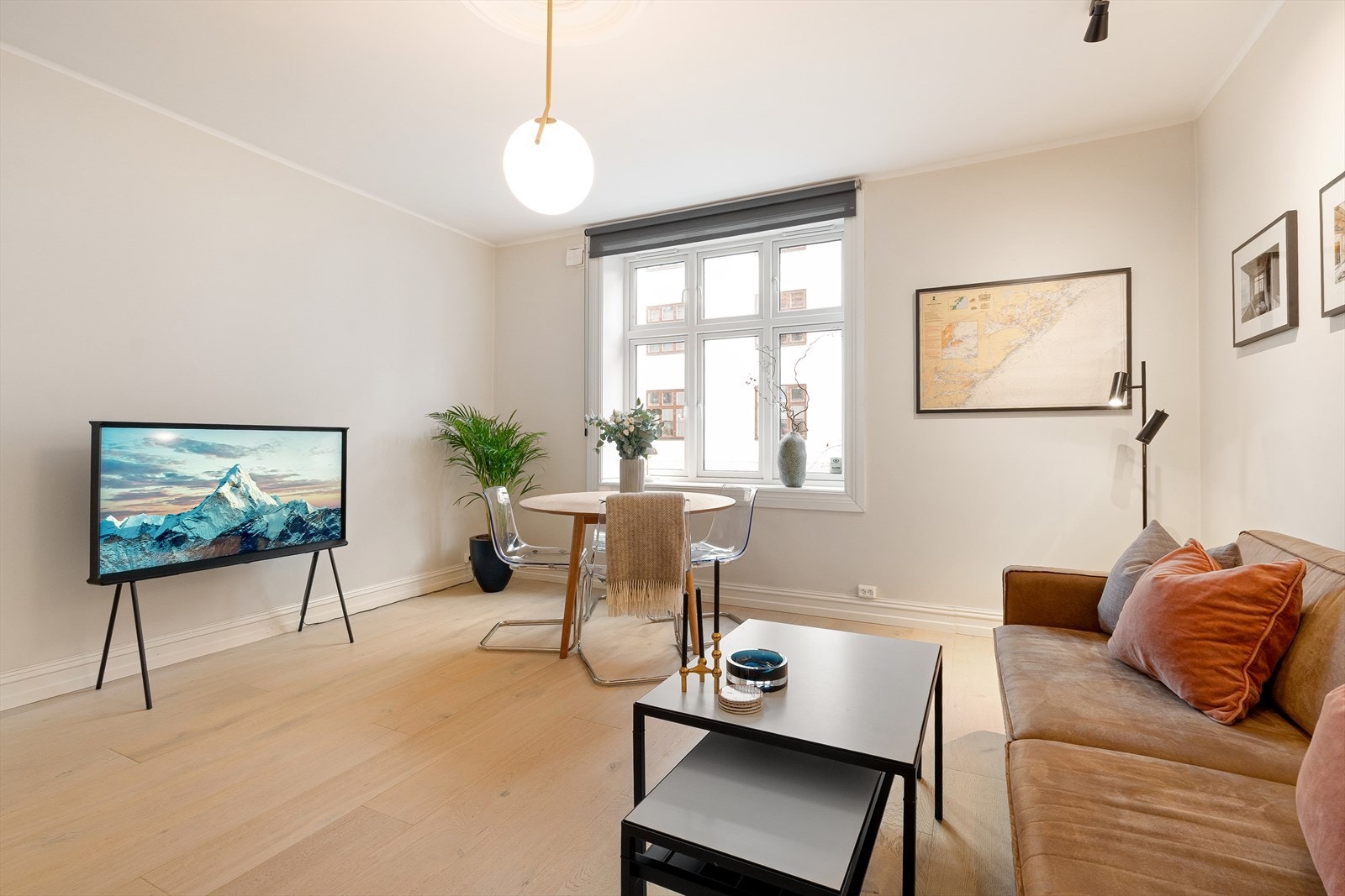 Det store vinduet sørger for at rommet får godt med lysinnslipp! Galleribilde