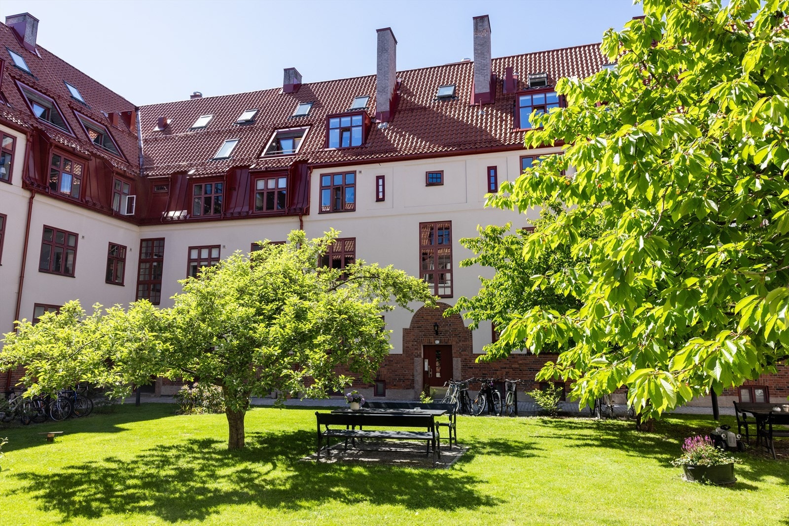 Leiligheten ligger i denne flotte klassiske gården på Bjølsen Galleribilde