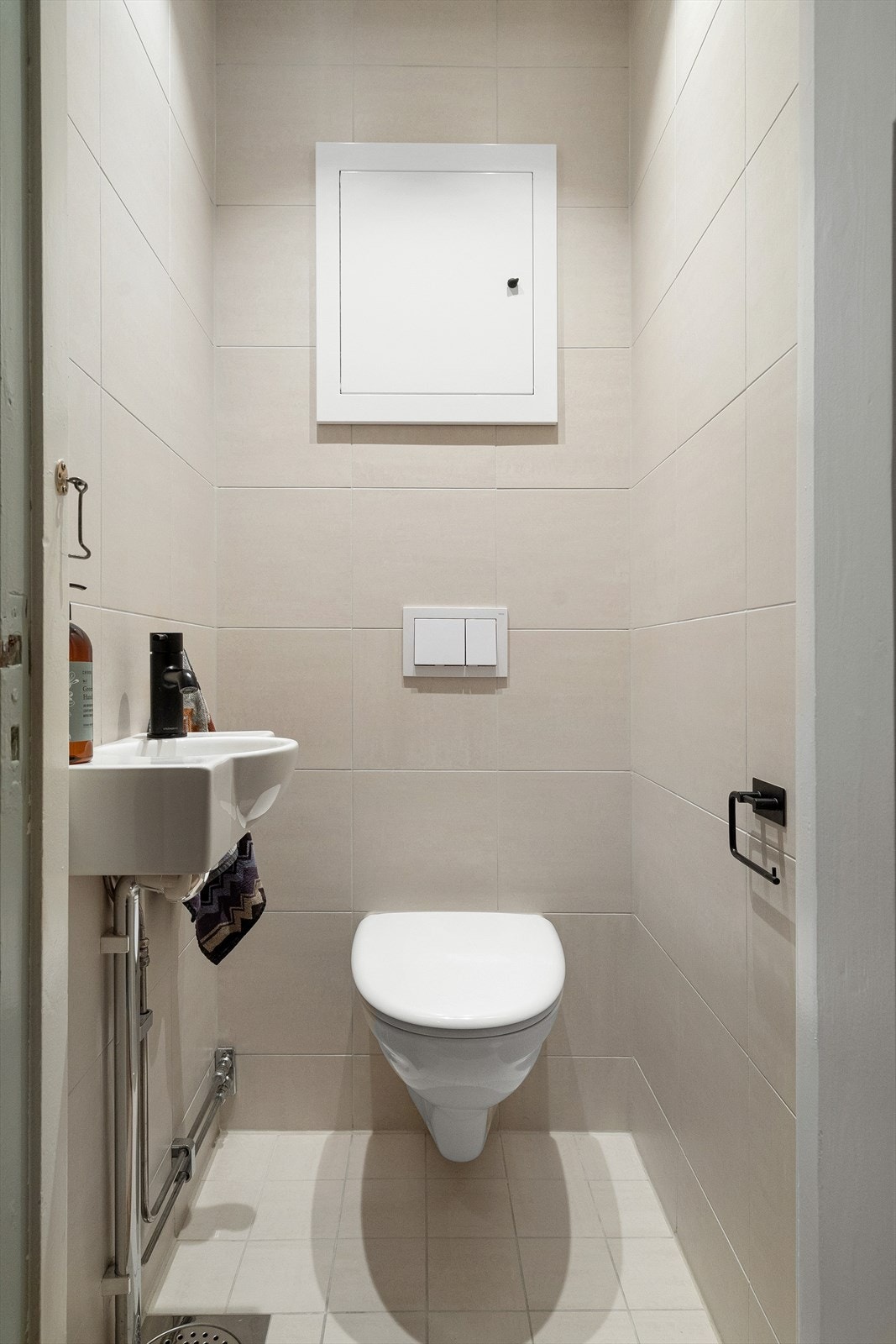 Leiligheten har et separat toalettrom som også ble pusset opp i 2020. Her er det en vegghengt wc og vask. Galleribilde