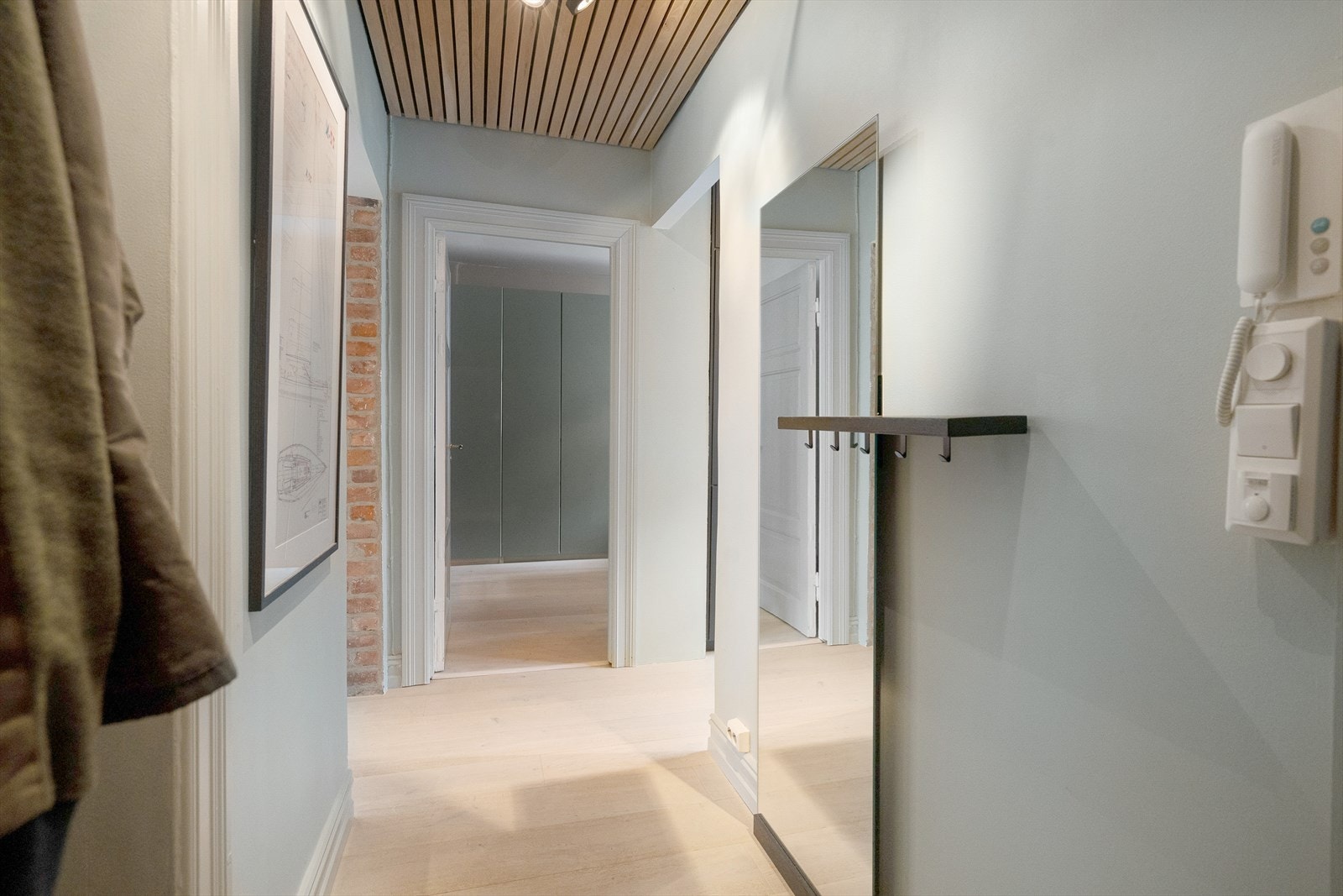 Velkommen inn! Entréen har gulvvarme, en praktisk "innebygd" hylle som er perfekt for å henge fra seg yttertøy og er utstyrt med et callinganlegg. Det er eikespiler i taket på kjøkkenet og gangen. Galleribilde