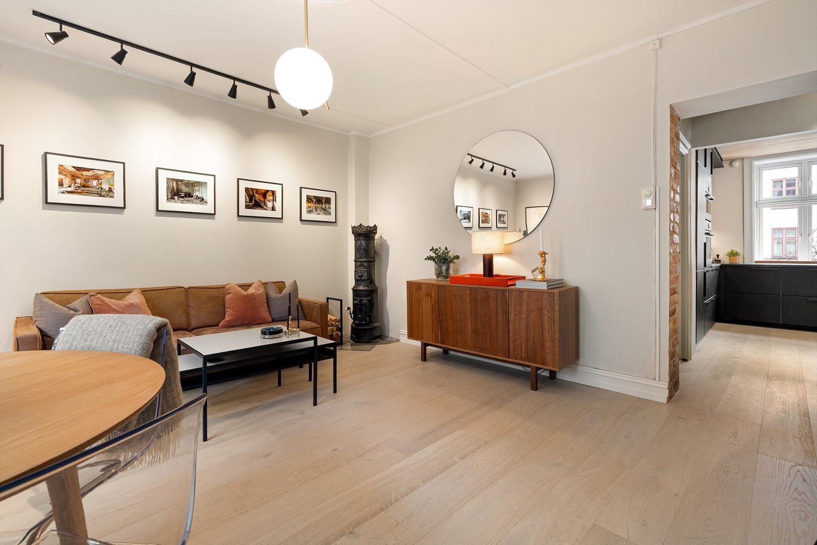 Det er god plass til en sofagruppe, sofabord, tv-møblement og spisegruppe. Galleribilde