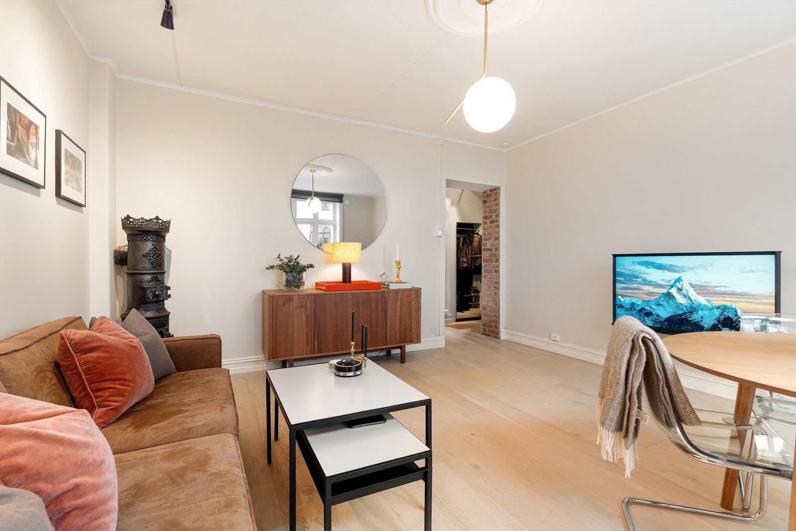 En herlig og lys stue med en-stavs eikeparkett og god takhøyde på ca 2,7 meter! Galleribilde