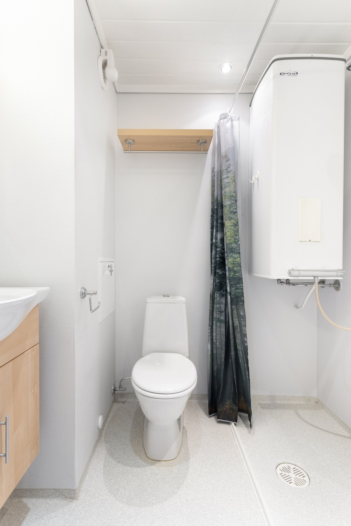 Badet er innredet med toalett, dusjnusje og baderomsinnredning med servant. Galleribilde