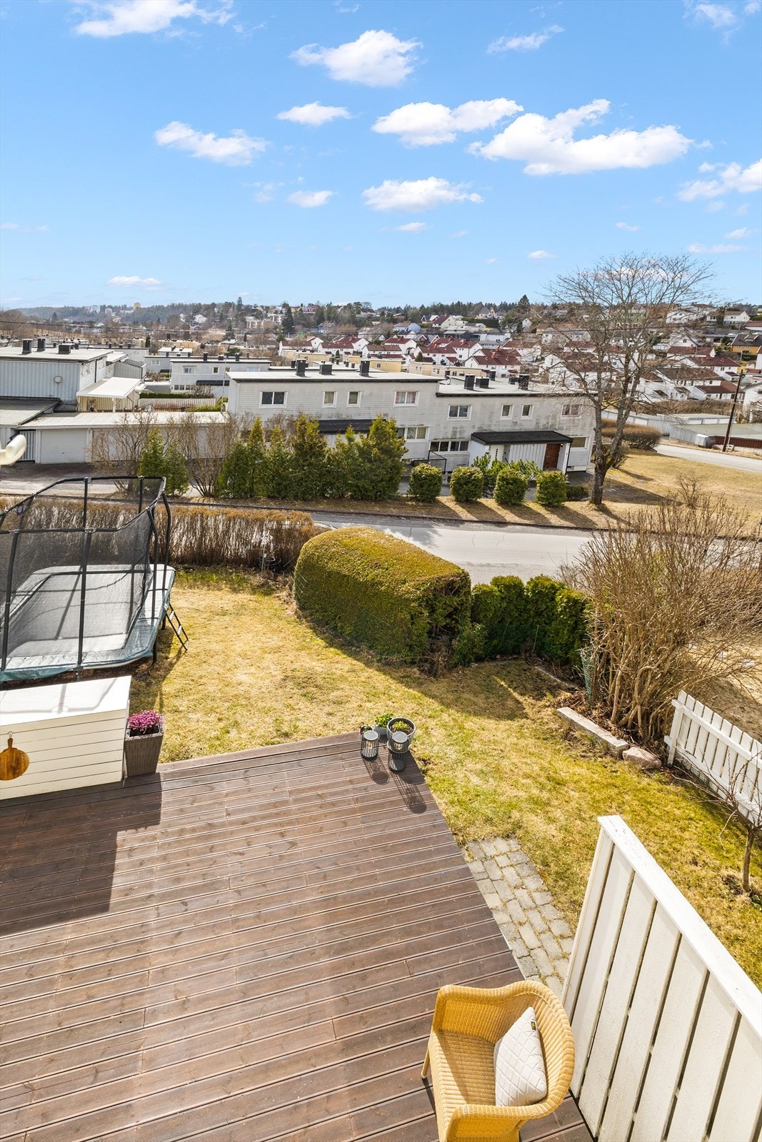 Flott utsyn fra 2. etasje mot hage. Galleribilde