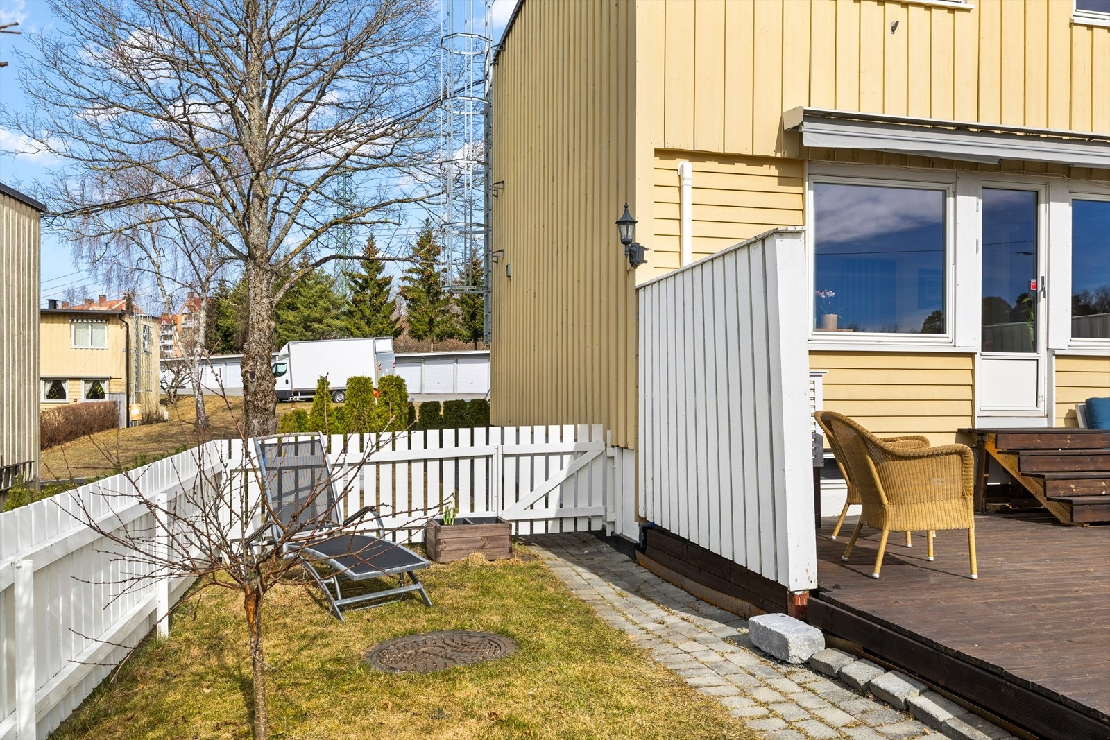 Boligen har en god intern beliggenhet i borettslaget rett ved byen beste akebakke, og flere lekeplasser m.m. Galleribilde