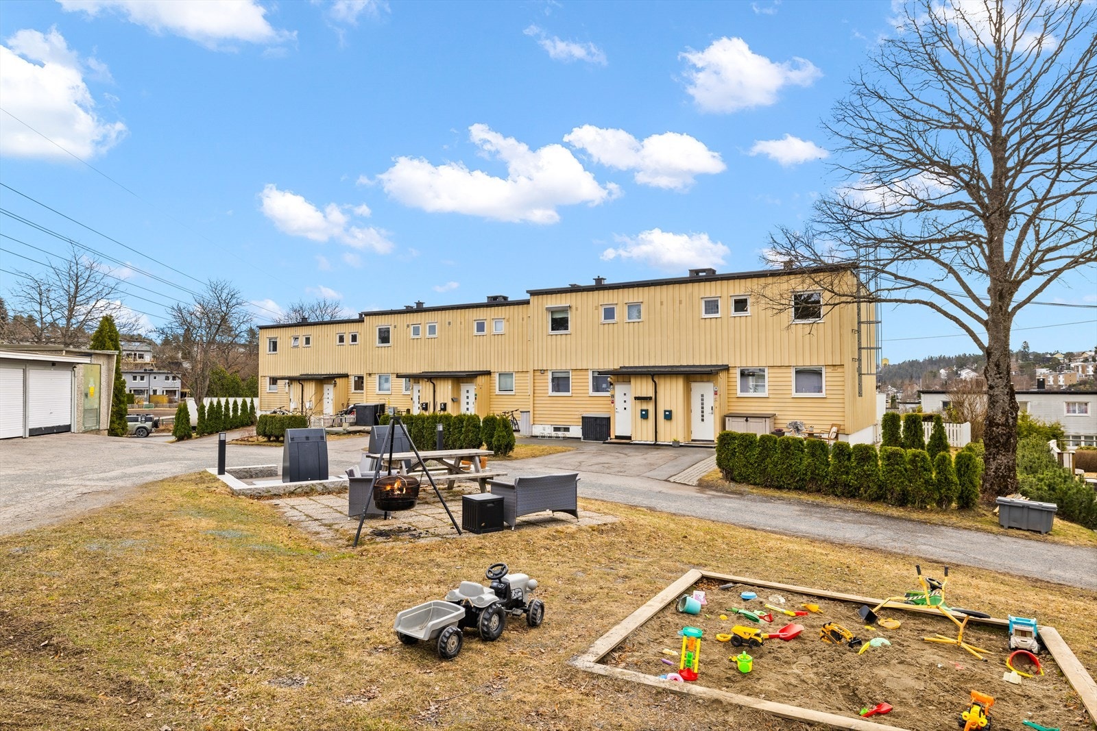 Barnevennlig område med flere lekeplasser i umiddelbar nærhet. Galleribilde