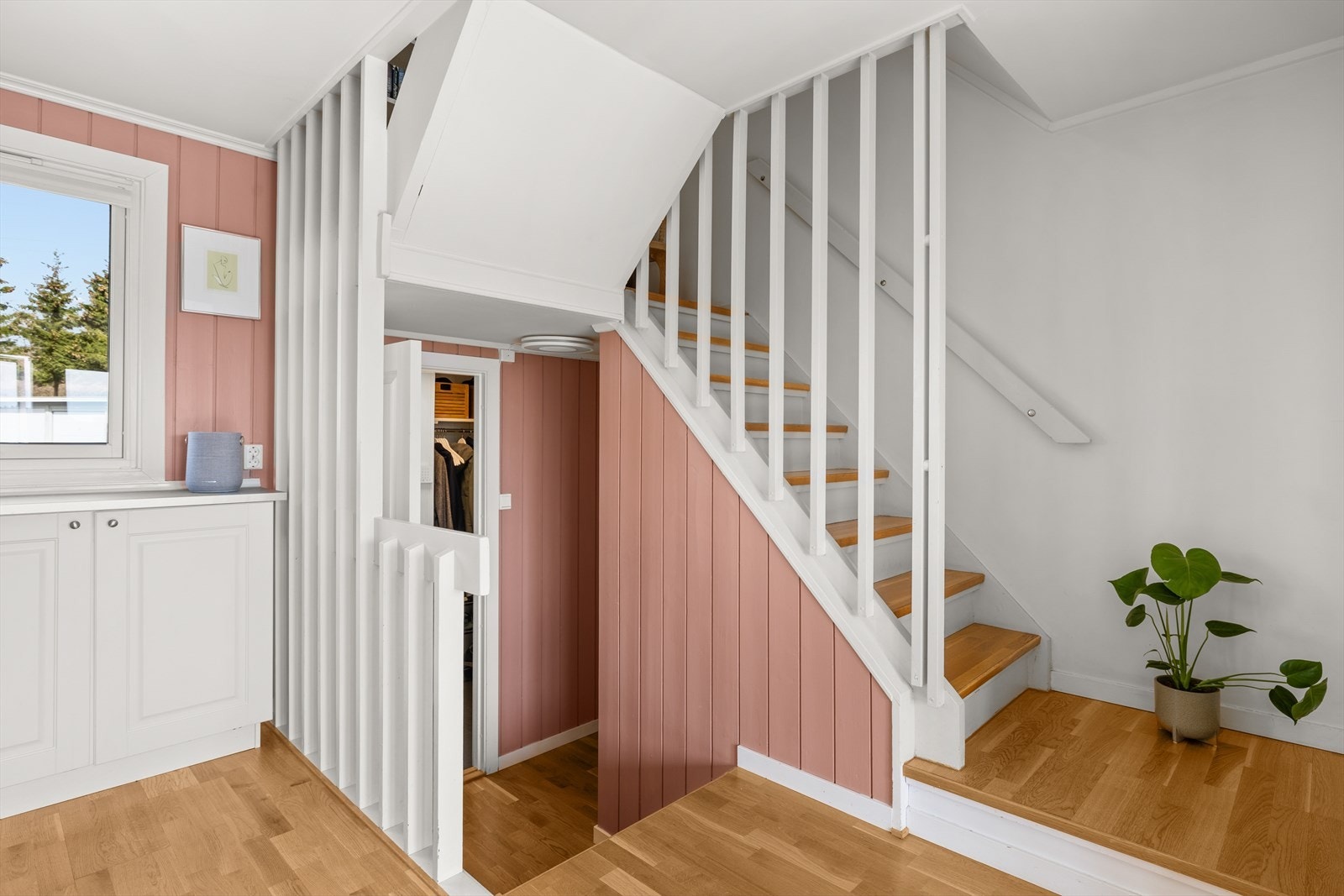 Fra entrè er det adkomst til trapp til boligens 2. etasje og underetasje. Galleribilde