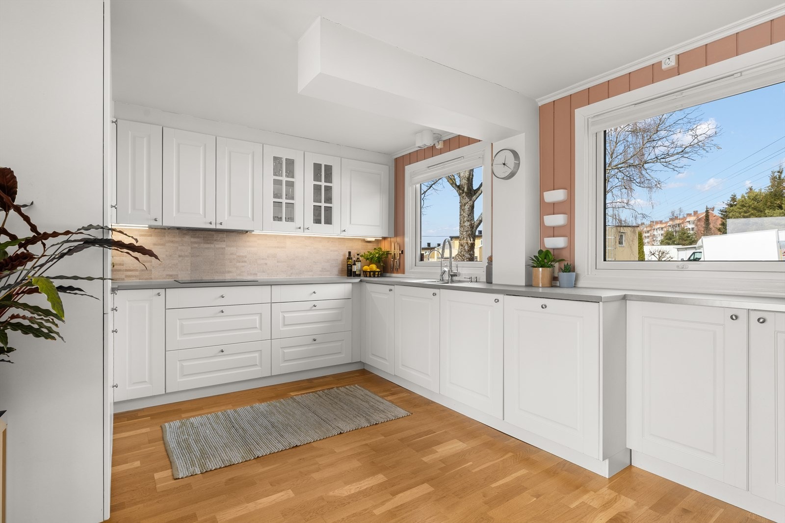 Pent og tidløst kjøkken med benkeplate av laminat og fliser på vegg. Galleribilde