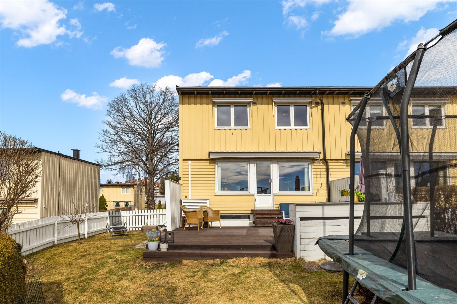 På terrasse er det god plass til flere sittegrupper og grill. Galleribilde