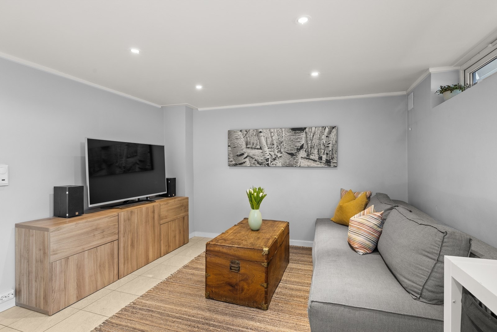 Boligens underetasje består av kjellerstue, bad/vaskerom og boder. Galleribilde