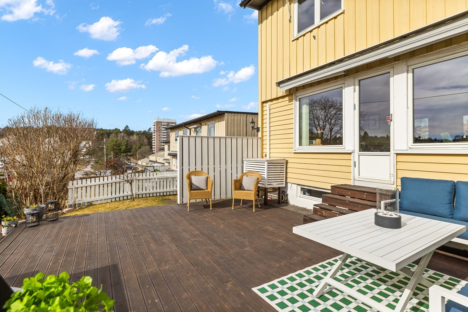 Terrassen er på hele 35 m². Her er det god boltringsplass for både store og små. Galleribilde