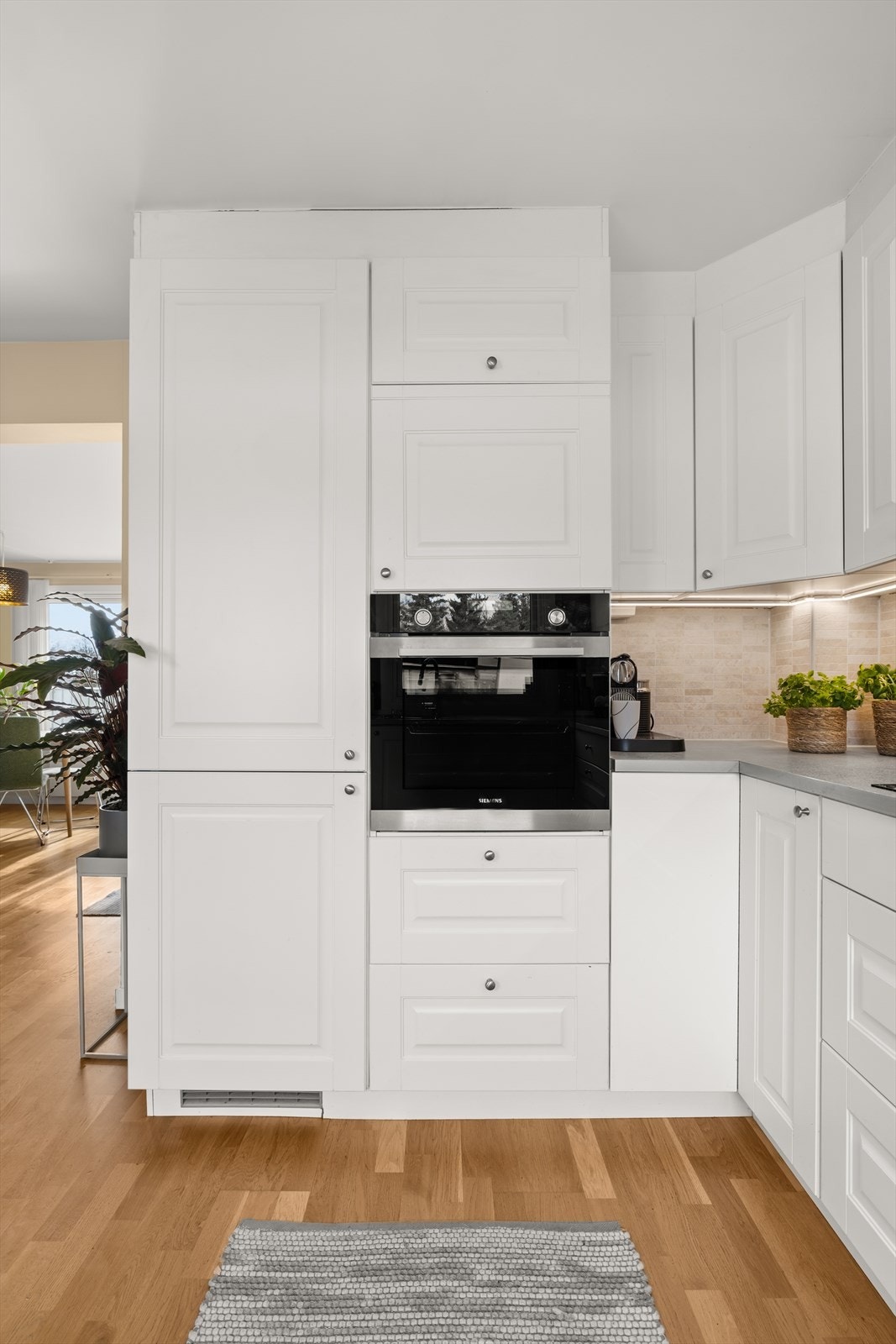 Kjøkkenet har integrerte hvitevarer som kjøl/fryseskap, oppvaskmaskin, platetopp og stekeovn. Galleribilde