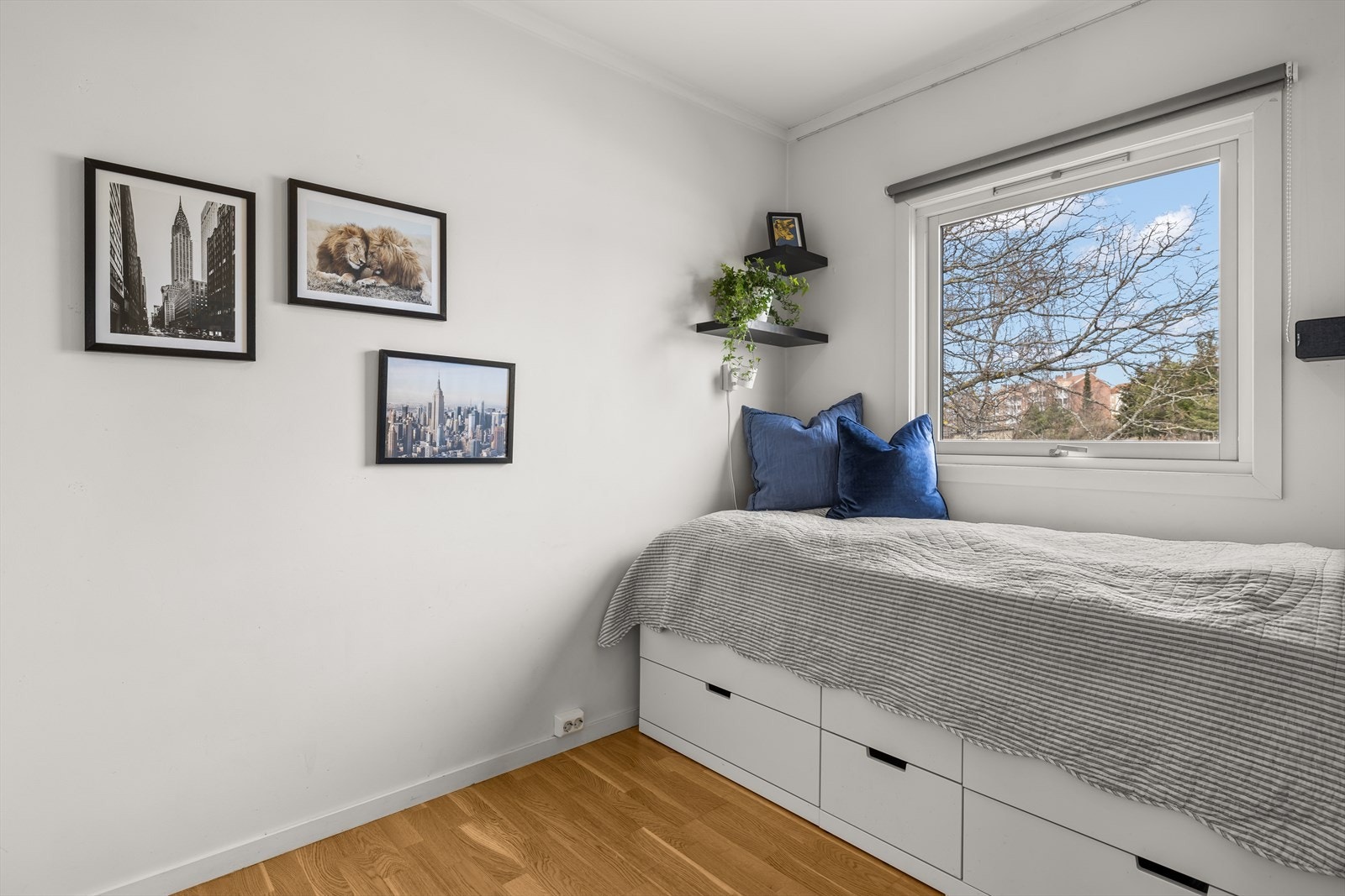 Soverom III med plass til seng og tilhørende møblement. Galleribilde