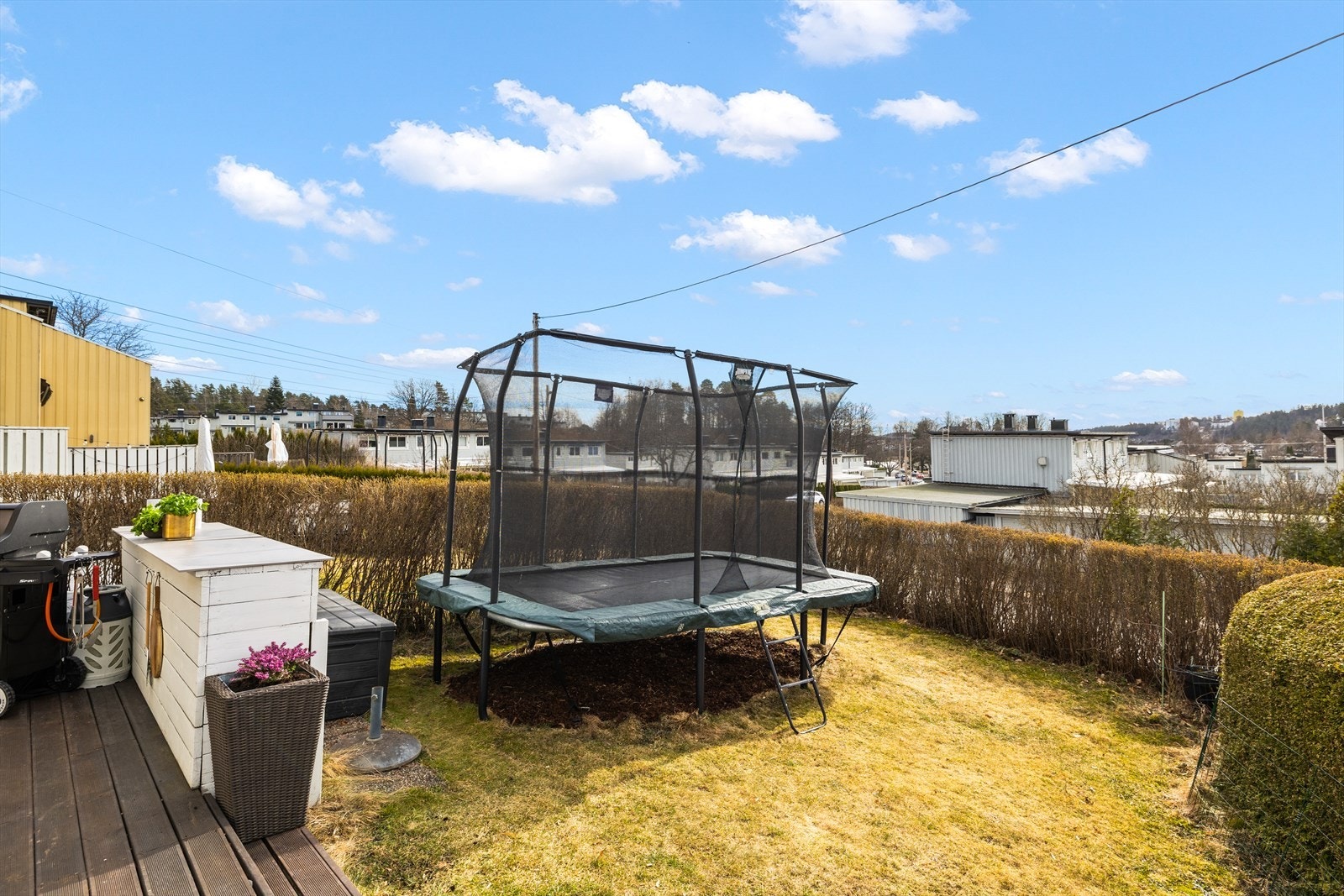 Attraktivt rekkehus med solrik, frodig uteplass. Galleribilde