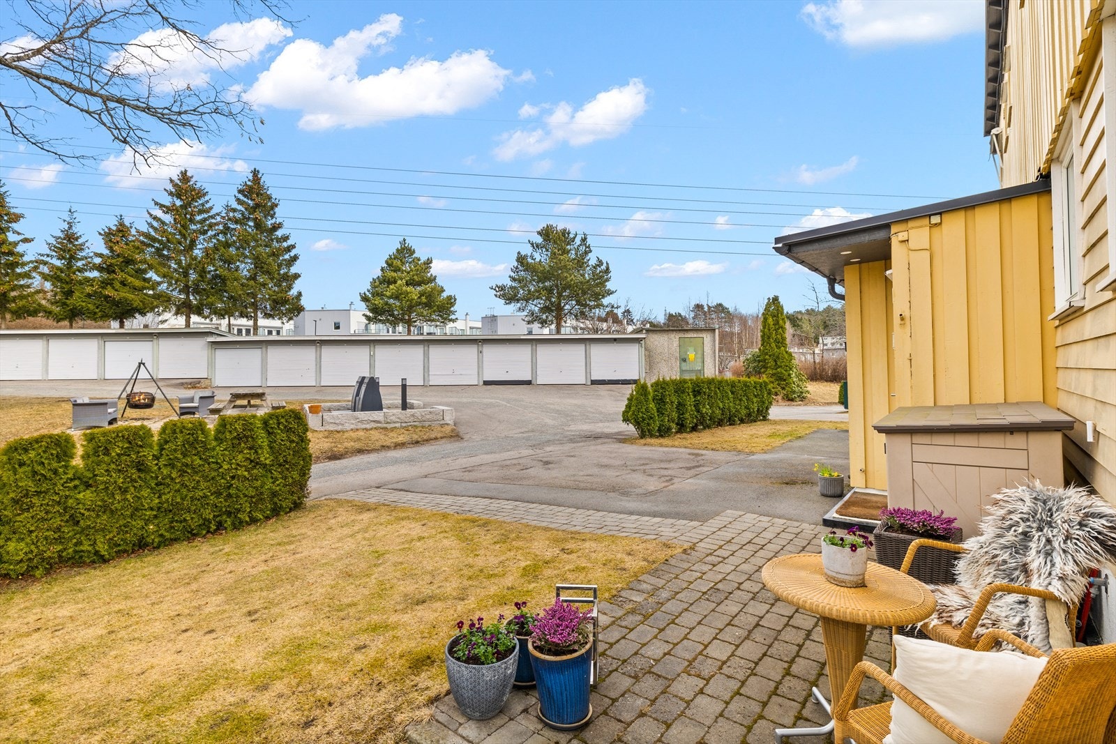 Fin uteplass på fremsiden. Her kan du nyte morgensola. Galleribilde