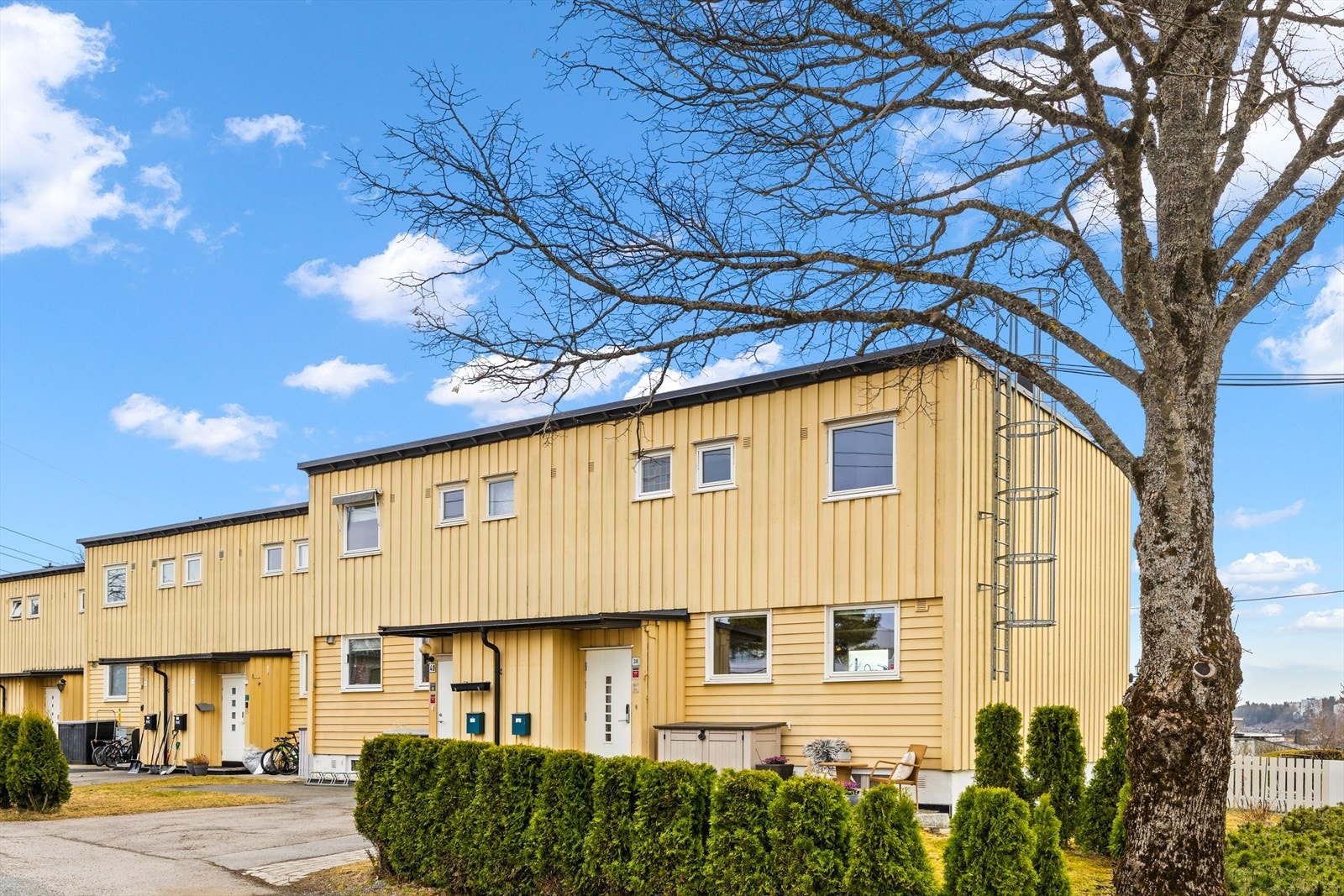 Attraktiv og familievennlig beliggenhet på Manglerud med kort og trygg skolevei til Manglerud skole og flere barnehage. Galleribilde