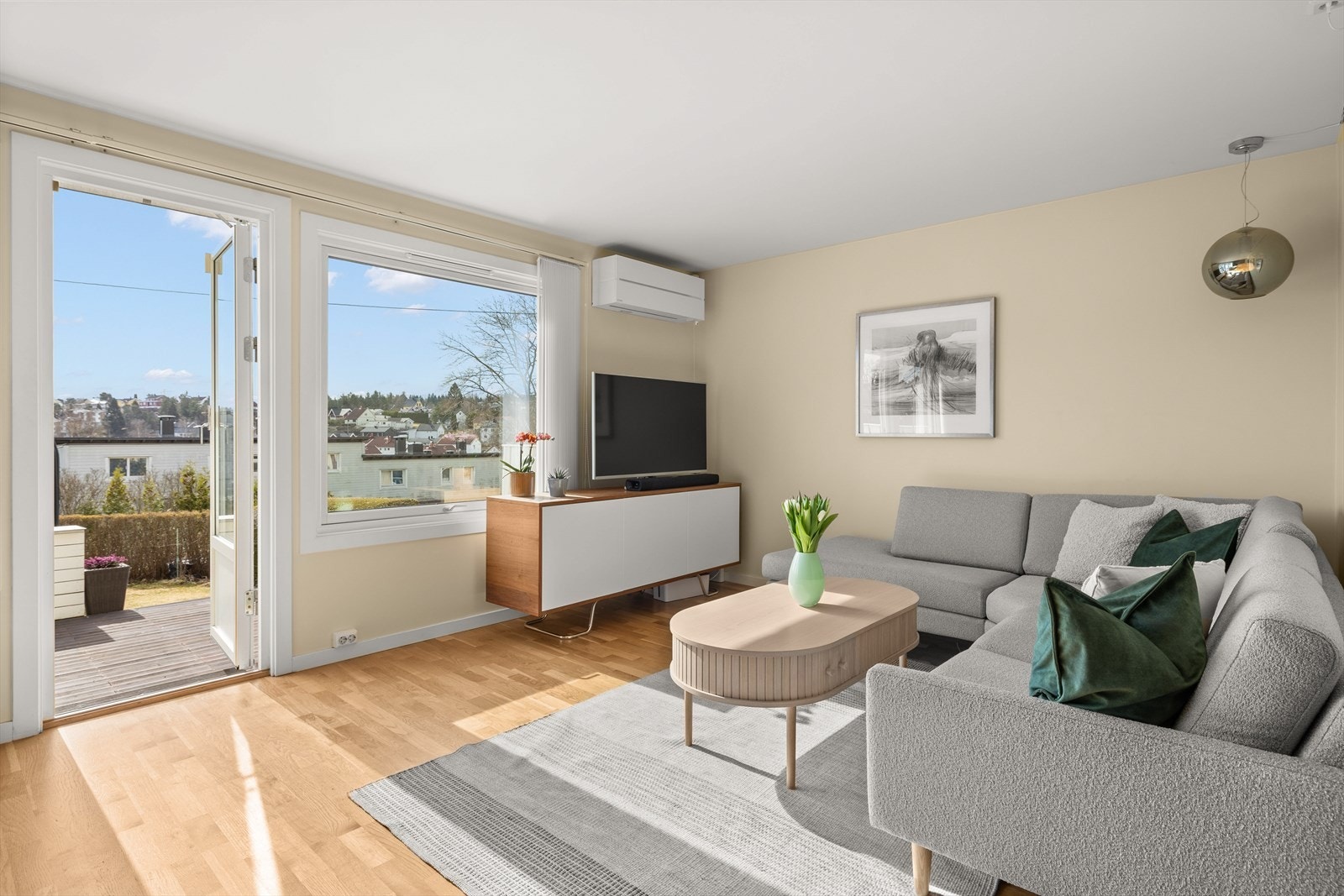 Innbydende og lys stue med god plass til sofagruppe og tv-seksjon. Galleribilde