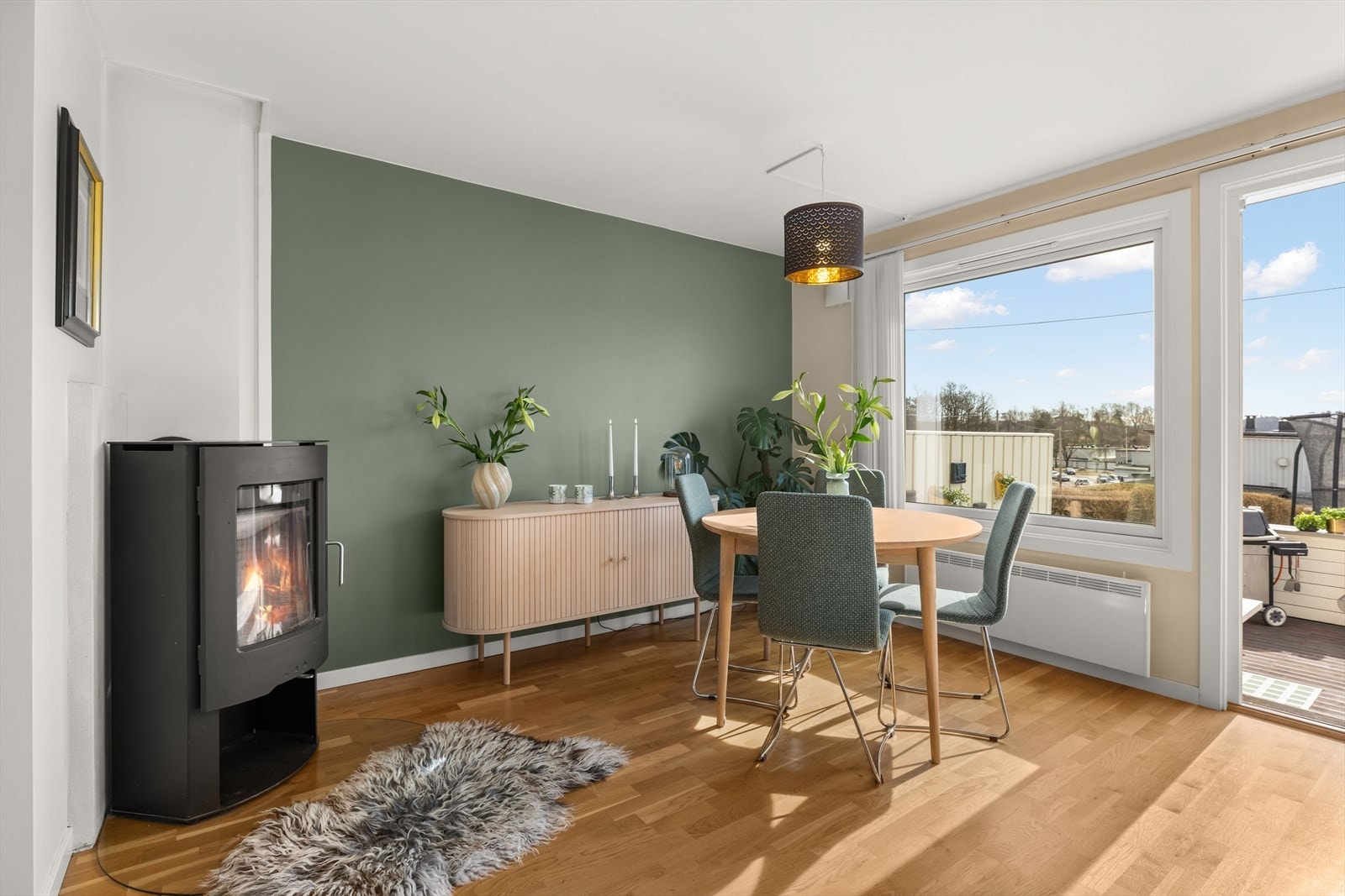 Stuen er av fin størrelse med god plass til flere sittegrupper og soner. Galleribilde