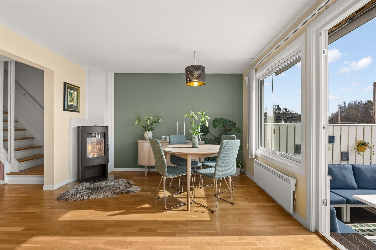 Peis og varmepumpe i stue gir en lun og hyggelig atmosfære. Galleribilde