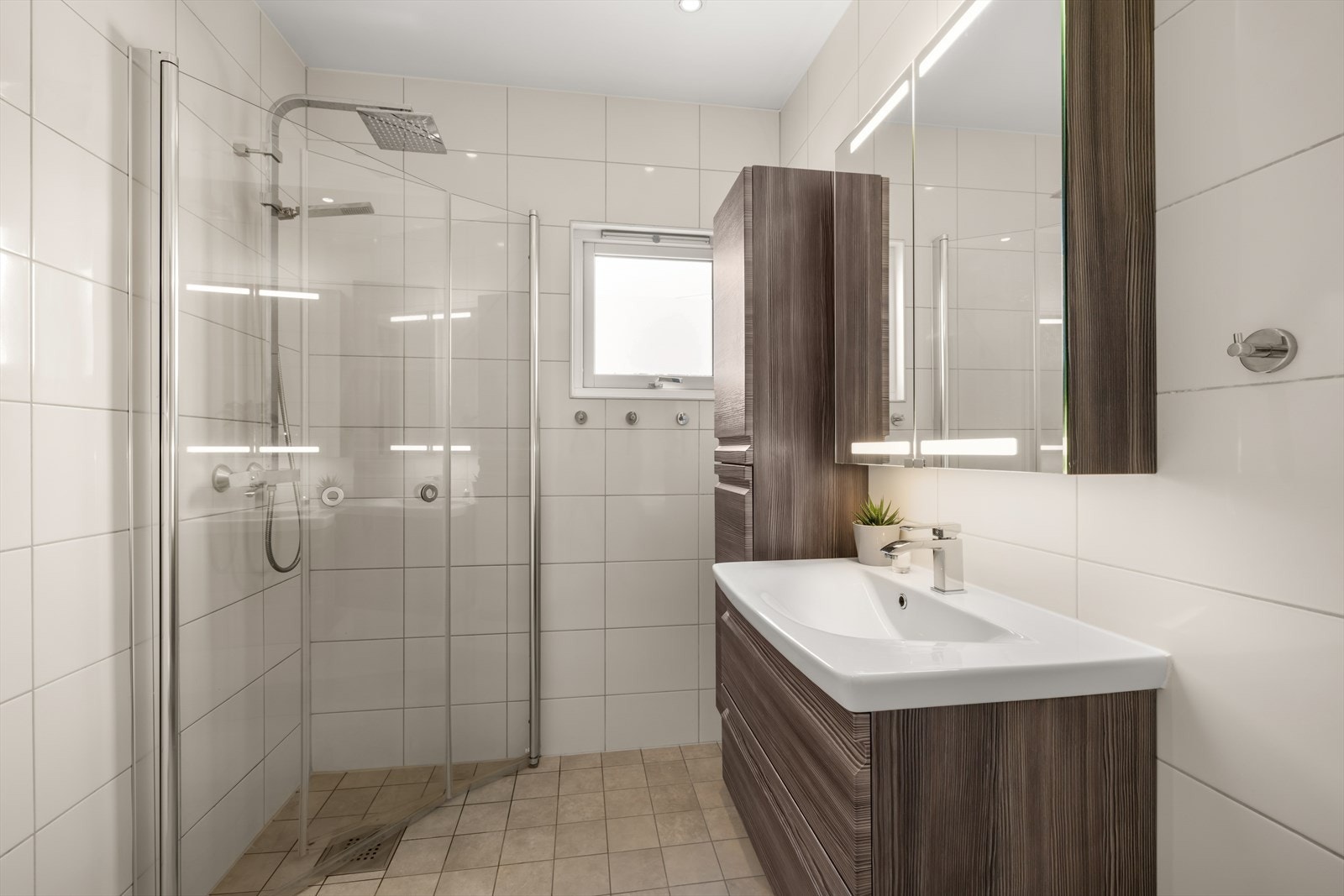 Pent flislagt baderom fra 2014 med varmekabler i gulv. Galleribilde